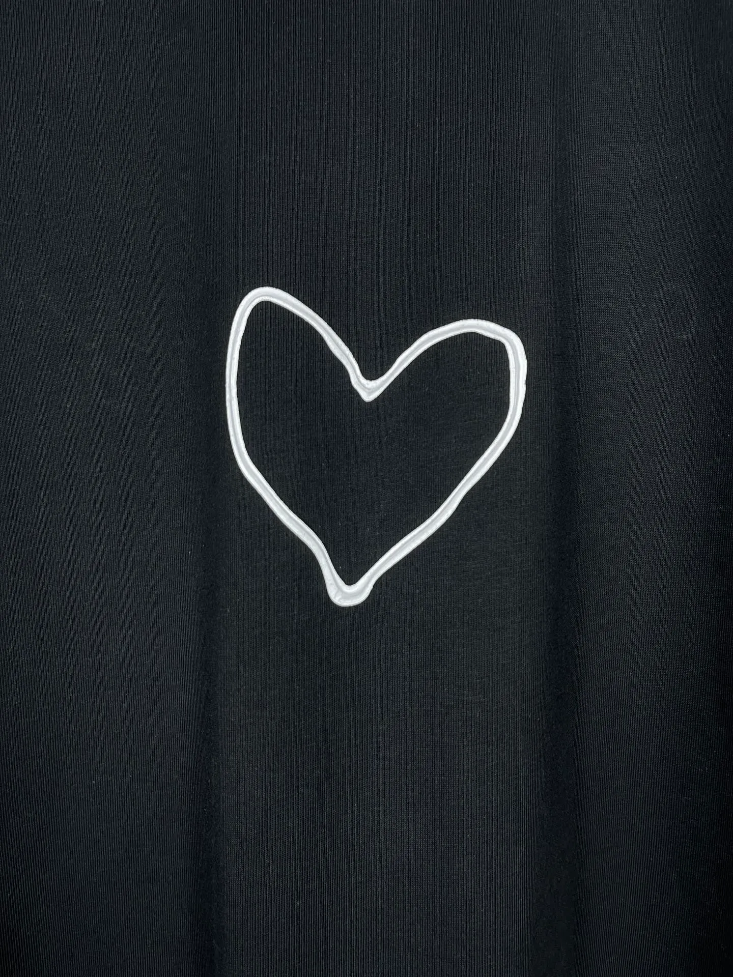 🅿️180 real photos [Top version. Official website quality] BALENCI*GA/Paris. SS24 Paris Chinese Valentine's Day limited edition love LOGO print, finished product washed and worn short-sleeved T-shirt. Brick cabinet synchronization. Genuine product developed at the first time, happy to print and compare! The fabric is made of Paris ZP custom-woven and dyed cotton double yarn. Weighing 260 grams, the cloth surface is clean. The cloth pattern is clear, soft and comfortable. The threads are dyed with no color difference. The printing uses environmentally friendly imported materials. The letters are clear and the effect is three-dimensional. The version adopts OS loose shoulder design. Same style for men and women. Code: BL223606 Color: black, pink Size: XS S M L