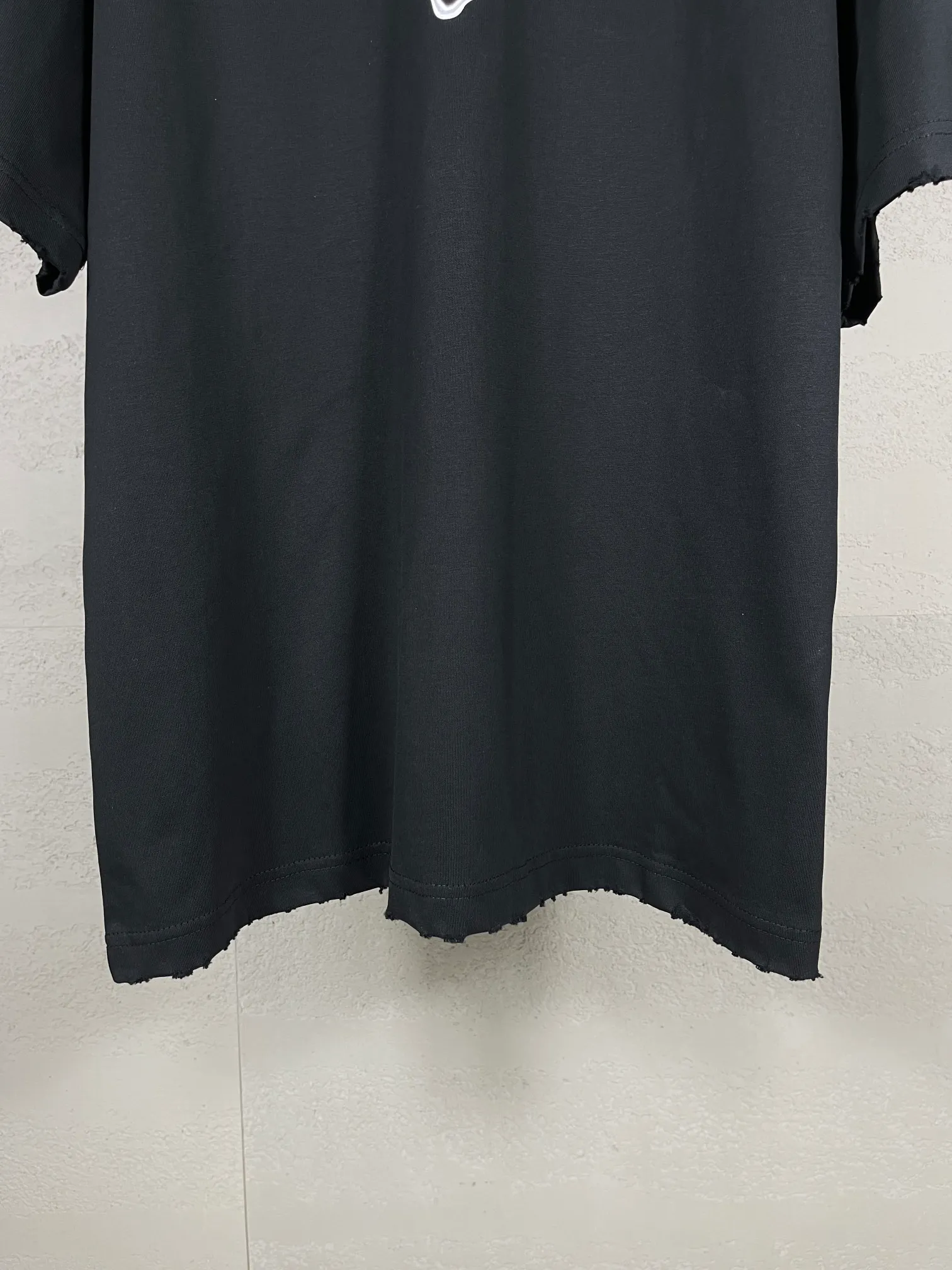 🅿️180 real photos [Top version. Official website quality] BALENCI*GA/Paris. SS24 Paris Chinese Valentine's Day limited edition love LOGO print, finished product washed and worn short-sleeved T-shirt. Brick cabinet synchronization. Genuine product developed at the first time, happy to print and compare! The fabric is made of Paris ZP custom-woven and dyed cotton double yarn. Weighing 260 grams, the cloth surface is clean. The cloth pattern is clear, soft and comfortable. The threads are dyed with no color difference. The printing uses environmentally friendly imported materials. The letters are clear and the effect is three-dimensional. The version adopts OS loose shoulder design. Same style for men and women. Code: BL223606 Color: black, pink Size: XS S M L