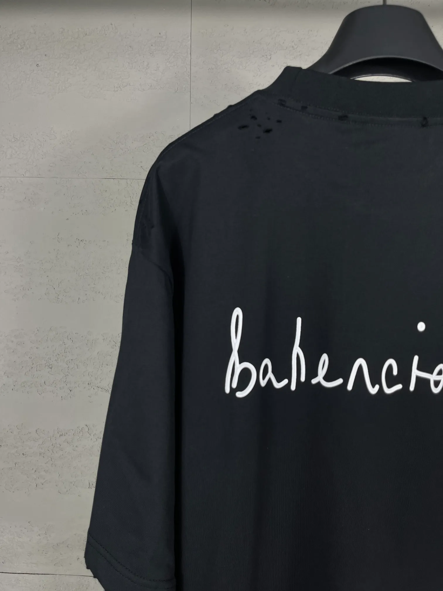 🅿️180 real photos [Top version. Official website quality] BALENCI*GA/Paris. SS24 Paris Chinese Valentine's Day limited edition love LOGO print, finished product washed and worn short-sleeved T-shirt. Brick cabinet synchronization. Genuine product developed at the first time, happy to print and compare! The fabric is made of Paris ZP custom-woven and dyed cotton double yarn. Weighing 260 grams, the cloth surface is clean. The cloth pattern is clear, soft and comfortable. The threads are dyed with no color difference. The printing uses environmentally friendly imported materials. The letters are clear and the effect is three-dimensional. The version adopts OS loose shoulder design. Same style for men and women. Code: BL223606 Color: black, pink Size: XS S M L