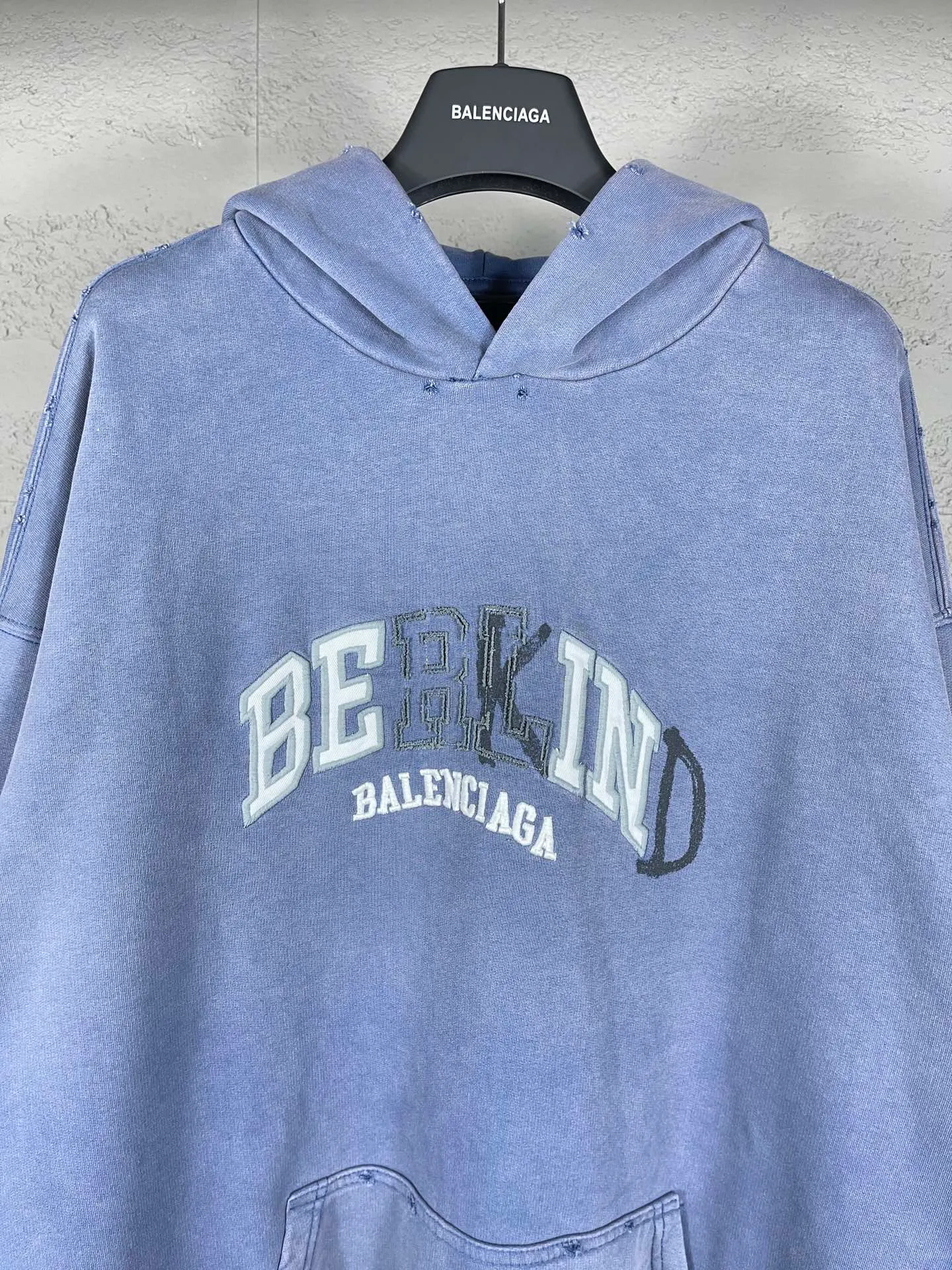 🅿️330 real photos [Top version. Official website quality] BALENCI*GA/Paris BALENCI*GA#2024 latest model, classic letter LOGO graffiti. Toothbrush embroidery ready-to-wear distressed hooded sweatshirt. Brick cabinet synchronization. Genuine products are developed and developed in the first time. Welcome to compare! The fabric is made of Paris ZP custom-woven and dyed cotton sweatshirt. The weight is 450 grams. The cloth surface is clean. The cloth pattern is clear. It is soft and comfortable. It has good color fastness and is not easy to change color. The threads are woven and dyed with no color difference. The embroidery is done using imported Tajima embroidery machines. Over 10W needlework and extremely complex craftsmanship. The effect is three-dimensional and the lines are clear. No rough edges and lines. Ultra-high-tech embroidery. The hand-painted worn-out effect of ready-made garments. The version adopts OS loose shoulder design. Same style for men and women. Code: BL238030 Color: Dark blue gray. Floral gray. Washed blue Size: XS S M L