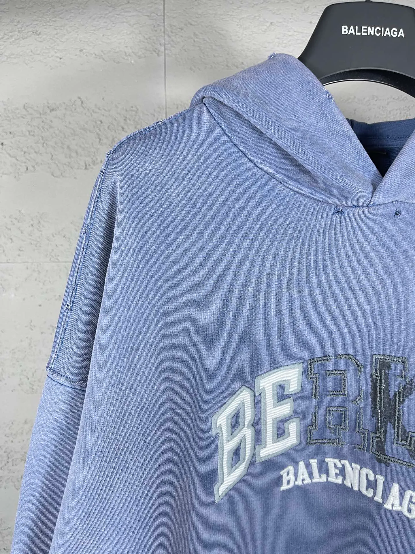 🅿️330 real photos [Top version. Official website quality] BALENCI*GA/Paris BALENCI*GA#2024 latest model, classic letter LOGO graffiti. Toothbrush embroidery ready-to-wear distressed hooded sweatshirt. Brick cabinet synchronization. Genuine products are developed and developed in the first time. Welcome to compare! The fabric is made of Paris ZP custom-woven and dyed cotton sweatshirt. The weight is 450 grams. The cloth surface is clean. The cloth pattern is clear. It is soft and comfortable. It has good color fastness and is not easy to change color. The threads are woven and dyed with no color difference. The embroidery is done using imported Tajima embroidery machines. Over 10W needlework and extremely complex craftsmanship. The effect is three-dimensional and the lines are clear. No rough edges and lines. Ultra-high-tech embroidery. The hand-painted worn-out effect of ready-made garments. The version adopts OS loose shoulder design. Same style for men and women. Code: BL238030 Color: Dark blue gray. Floral gray. Washed blue Size: XS S M L