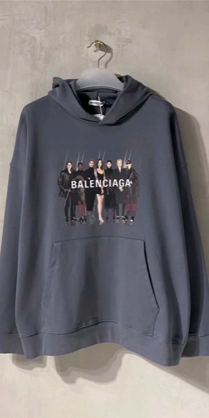 Real shot of the video - the certified version of BALENCIAGA Balenciaga Portrait Band B's hooded sweatshirt 1:1 restored replica version Popular ins Xiaohongshu Popular recommendation by Internet celebrity bloggers The fabric is made of 480 grams of large terry pure cotton fabric, and has been pre-shrunk to a weight of about 520 grams. The original version is purchased and patterned, and the positioning and cutting process is used! Pure version! The imported Israeli Kornit digital direct-injection printing technology makes the reflection of characters three-dimensional and real. This is also the first place to look for identification. I make every piece of clothing with conscience and strive for excellence in every aspect. Just to sell a piece of clothing and retain a customer. Although our products are a little more expensive than others, the expensive money is kept in the clothes and is definitely not imported into my pocket.  Customized washable labels, bag labels, and collar labels. Can reach professional level.  Restore the 1:1 replica craftsmanship! B's new early autumn series, a very high-end series of single items for men and women!  Size: XS-L Color: Gray P:450