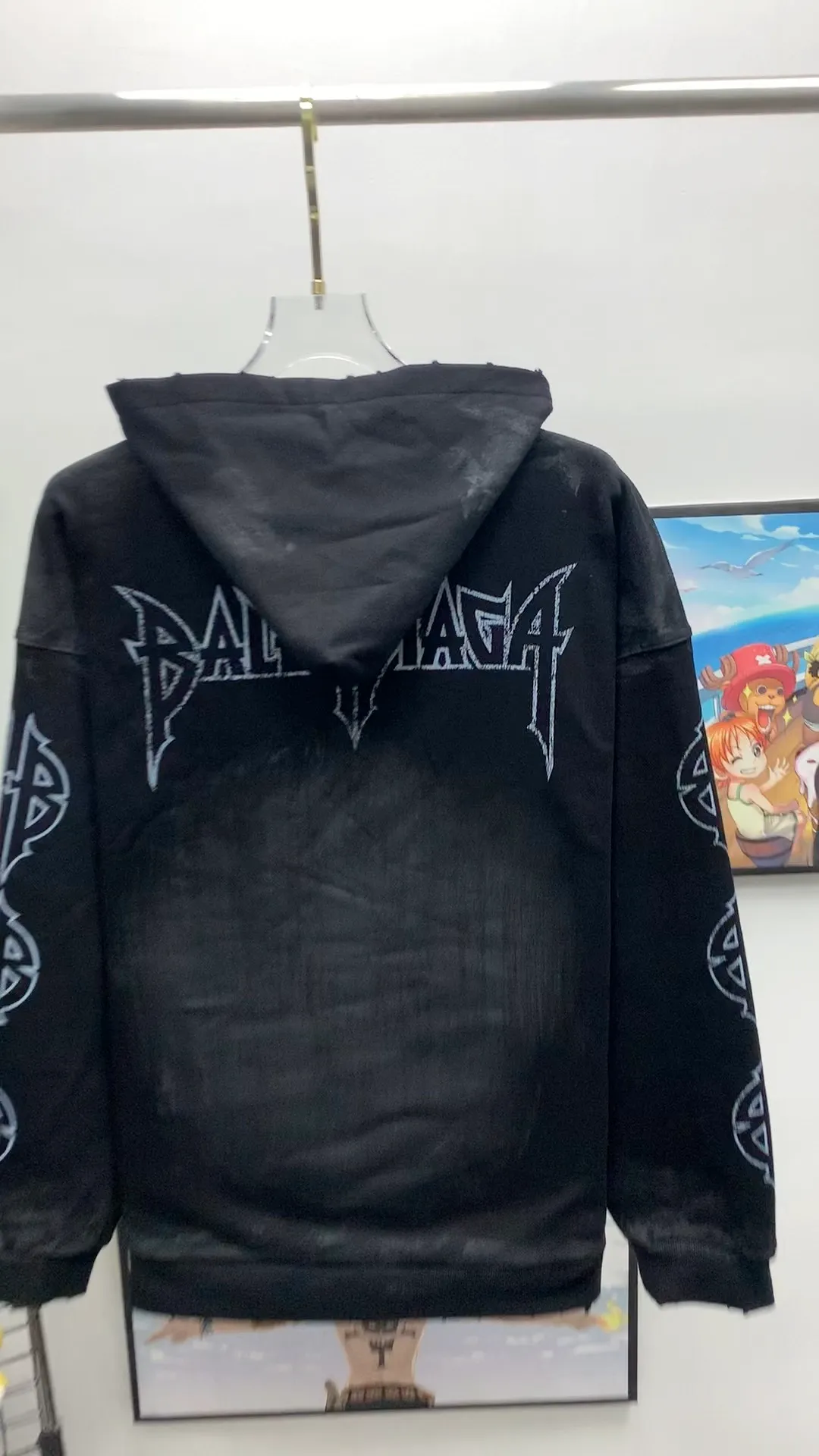 Real-shot video on the back————The top-quality verified version BALENCIAGA Tower Paris Night Balenciaga distressed, dirty, hole-washed hooded sweatshirt YB1.3W purchase ➕ price 10K purchase original directional development! 460g double-ply double-yarn terry fabric, the garment weight is as high as 1.2kg! The back printing adopts Kornit digital direct printing process, and the shipment is extremely slow! Especially the Yunmu color on the tower is very delicate and grainy! The overall bursting letters are very evenly distressed and have a full sense of distress! The whole body was severely damaged, all randomly worn by hand! Very time consuming! The whole piece of clothing went through three washes. The fabric was first pre-shrunk, and then washed with distressing water to wash out the color on the printed surface to give it a distressed look. After washing with water for the second time, do the dirty coating. The staining is also a manual process, and each position of the coating must be brushed more than 3 times before! The key point is the coating on the back. It is a process that really makes people vomit blood. It has to be brushed back and forth, more than 20 times, to evenly apply the coating! It can be said that it will never be seen alive. After the coating is completed, the garments will be sprayed and then washed with wax! After washing with the wax, the fabric feels smooth and won't have that harsh, rough feel! This is also a key craft! If this step is missing, it won’t be visible on the screen, but it will be very uncomfortable and the skin texture will be very poor!  The workmanship is troublesome, and it normally takes 15 days for orders to be returned! Look at this construction period and this price, do you think it’s worth it?  Size: XS-L Color: Active Black P:470