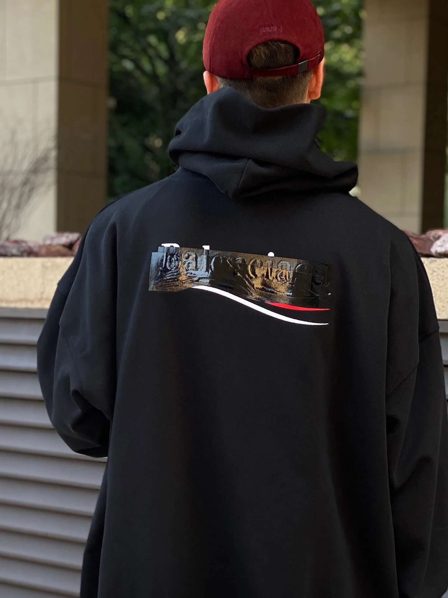 ♻️💯Reference model picture for the upper body❤️The top tested version Balenciaga BALENCIAGA Cola Malone black embroidery for male and female couples star new autumn and winter pure cotton hoodie sweatshirt original 4.2K purchase version, dust-free white and black fabrics, three-dimensional embroidery technology, bright TPU lettering film laminated technology. 480g combed cotton terry fabric. The classic Coke logo embroidery design was selected based on the original embroidery color. After many comparisons, it was finally decided to use imported mercerized light dyeing to best restore the color difference effect consistent with the original version. The front and rear panels are embroidered with the classic Coke logo. The embroidery design on the front panel is relatively delicate. After many adjustments, it is difficult to restore the effect. Bright black TPU lettering film positioning adhesive polyurethane thermoplastic elastomer, also known as thermoplastic polyurethane rubber or TPU for short. TPU is an emerging plastic variety with good processability, weather resistance, and environmental protection. The laser film cutting machine can design the pattern according to the computer software, and then use the heat press tool to position and transfer the print. After transfer, a uniform square dark pattern is produced, and the film material and the body of the garment create a texture contrast. Based on the embroidery, the positioning and gluing process is used to cover the original embroidery pattern to create a three-dimensional visual effect. Oversize loose version Oversize loose silhouette design, basic round neckline, dropped shoulder line, vertical pit woven code from top to bottom, collar, cuffs, and hem all have ruffles for windproof effect, sleeve length is longer than conventional sweaters to highlight the details. The thickness of the ready-made garment is the same as the original version, and it is additionally shaped to make the upper body wider and not easily deformed. Customized brand's latest color folded main logo, complete set of new accessories Color: Black Size: XS-L P:470