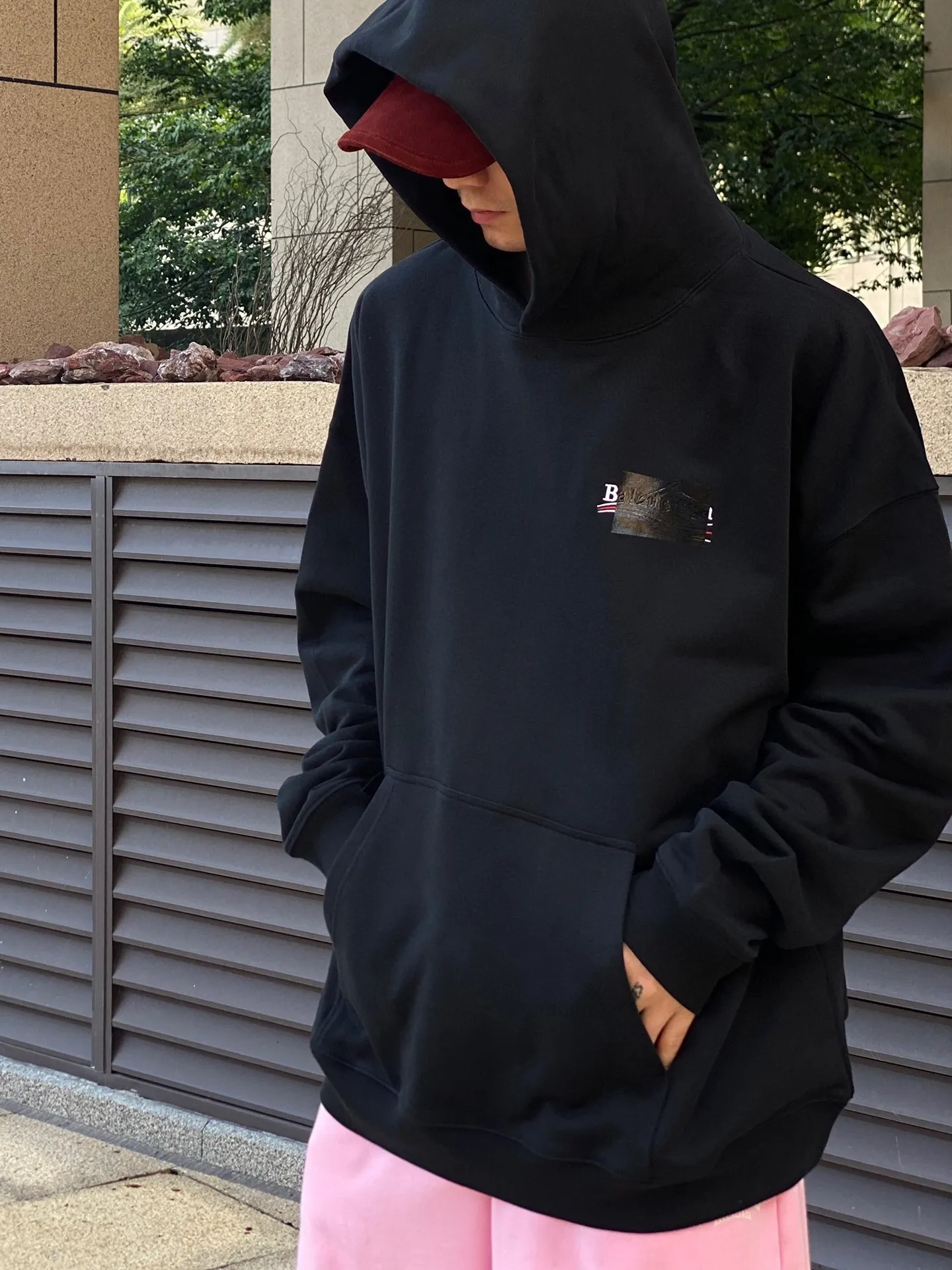 ♻️💯Reference model picture for the upper body❤️The top tested version Balenciaga BALENCIAGA Cola Malone black embroidery for male and female couples star new autumn and winter pure cotton hoodie sweatshirt original 4.2K purchase version, dust-free white and black fabrics, three-dimensional embroidery technology, bright TPU lettering film laminated technology. 480g combed cotton terry fabric. The classic Coke logo embroidery design was selected based on the original embroidery color. After many comparisons, it was finally decided to use imported mercerized light dyeing to best restore the color difference effect consistent with the original version. The front and rear panels are embroidered with the classic Coke logo. The embroidery design on the front panel is relatively delicate. After many adjustments, it is difficult to restore the effect. Bright black TPU lettering film positioning adhesive polyurethane thermoplastic elastomer, also known as thermoplastic polyurethane rubber or TPU for short. TPU is an emerging plastic variety with good processability, weather resistance, and environmental protection. The laser film cutting machine can design the pattern according to the computer software, and then use the heat press tool to position and transfer the print. After transfer, a uniform square dark pattern is produced, and the film material and the body of the garment create a texture contrast. Based on the embroidery, the positioning and gluing process is used to cover the original embroidery pattern to create a three-dimensional visual effect. Oversize loose version Oversize loose silhouette design, basic round neckline, dropped shoulder line, vertical pit woven code from top to bottom, collar, cuffs, and hem all have ruffles for windproof effect, sleeve length is longer than conventional sweaters to highlight the details. The thickness of the ready-made garment is the same as the original version, and it is additionally shaped to make the upper body wider and not easily deformed. Customized brand's latest color folded main logo, complete set of new accessories Color: Black Size: XS-L P:470