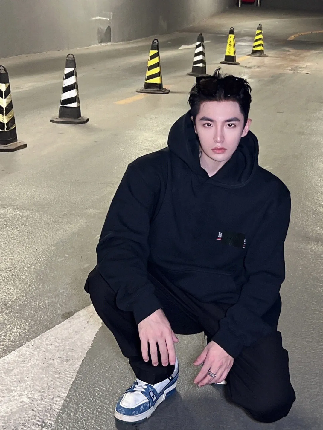 ♻️💯Reference model picture for the upper body❤️The top tested version Balenciaga BALENCIAGA Cola Malone black embroidery for male and female couples star new autumn and winter pure cotton hoodie sweatshirt original 4.2K purchase version, dust-free white and black fabrics, three-dimensional embroidery technology, bright TPU lettering film laminated technology. 480g combed cotton terry fabric. The classic Coke logo embroidery design was selected based on the original embroidery color. After many comparisons, it was finally decided to use imported mercerized light dyeing to best restore the color difference effect consistent with the original version. The front and rear panels are embroidered with the classic Coke logo. The embroidery design on the front panel is relatively delicate. After many adjustments, it is difficult to restore the effect. Bright black TPU lettering film positioning adhesive polyurethane thermoplastic elastomer, also known as thermoplastic polyurethane rubber or TPU for short. TPU is an emerging plastic variety with good processability, weather resistance, and environmental protection. The laser film cutting machine can design the pattern according to the computer software, and then use the heat press tool to position and transfer the print. After transfer, a uniform square dark pattern is produced, and the film material and the body of the garment create a texture contrast. Based on the embroidery, the positioning and gluing process is used to cover the original embroidery pattern to create a three-dimensional visual effect. Oversize loose version Oversize loose silhouette design, basic round neckline, dropped shoulder line, vertical pit woven code from top to bottom, collar, cuffs, and hem all have ruffles for windproof effect, sleeve length is longer than conventional sweaters to highlight the details. The thickness of the ready-made garment is the same as the original version, and it is additionally shaped to make the upper body wider and not easily deformed. Customized brand's latest color folded main logo, complete set of new accessories Color: Black Size: XS-L P:470