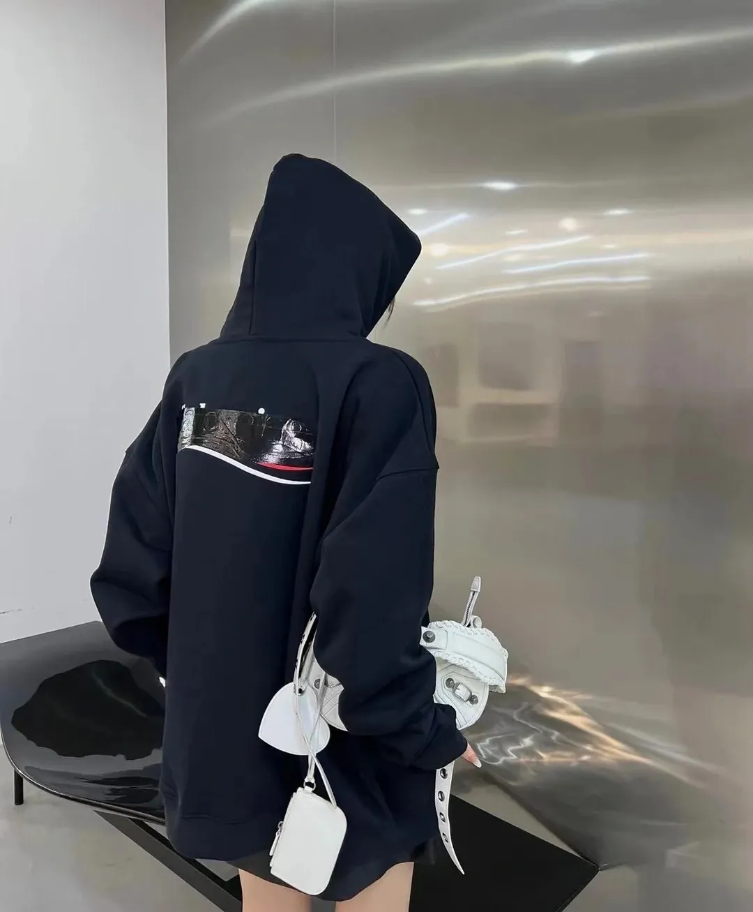 ♻️💯Reference model picture for the upper body❤️The top tested version Balenciaga BALENCIAGA Cola Malone black embroidery for male and female couples star new autumn and winter pure cotton hoodie sweatshirt original 4.2K purchase version, dust-free white and black fabrics, three-dimensional embroidery technology, bright TPU lettering film laminated technology. 480g combed cotton terry fabric. The classic Coke logo embroidery design was selected based on the original embroidery color. After many comparisons, it was finally decided to use imported mercerized light dyeing to best restore the color difference effect consistent with the original version. The front and rear panels are embroidered with the classic Coke logo. The embroidery design on the front panel is relatively delicate. After many adjustments, it is difficult to restore the effect. Bright black TPU lettering film positioning adhesive polyurethane thermoplastic elastomer, also known as thermoplastic polyurethane rubber or TPU for short. TPU is an emerging plastic variety with good processability, weather resistance, and environmental protection. The laser film cutting machine can design the pattern according to the computer software, and then use the heat press tool to position and transfer the print. After transfer, a uniform square dark pattern is produced, and the film material and the body of the garment create a texture contrast. Based on the embroidery, the positioning and gluing process is used to cover the original embroidery pattern to create a three-dimensional visual effect. Oversize loose version Oversize loose silhouette design, basic round neckline, dropped shoulder line, vertical pit woven code from top to bottom, collar, cuffs, and hem all have ruffles for windproof effect, sleeve length is longer than conventional sweaters to highlight the details. The thickness of the ready-made garment is the same as the original version, and it is additionally shaped to make the upper body wider and not easily deformed. Customized brand's latest color folded main logo, complete set of new accessories Color: Black Size: XS-L P:470