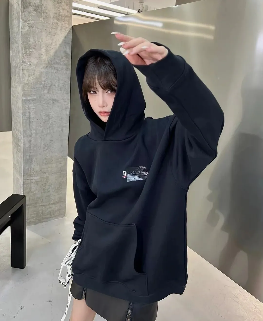 ♻️💯Reference model picture for the upper body❤️The top tested version Balenciaga BALENCIAGA Cola Malone black embroidery for male and female couples star new autumn and winter pure cotton hoodie sweatshirt original 4.2K purchase version, dust-free white and black fabrics, three-dimensional embroidery technology, bright TPU lettering film laminated technology. 480g combed cotton terry fabric. The classic Coke logo embroidery design was selected based on the original embroidery color. After many comparisons, it was finally decided to use imported mercerized light dyeing to best restore the color difference effect consistent with the original version. The front and rear panels are embroidered with the classic Coke logo. The embroidery design on the front panel is relatively delicate. After many adjustments, it is difficult to restore the effect. Bright black TPU lettering film positioning adhesive polyurethane thermoplastic elastomer, also known as thermoplastic polyurethane rubber or TPU for short. TPU is an emerging plastic variety with good processability, weather resistance, and environmental protection. The laser film cutting machine can design the pattern according to the computer software, and then use the heat press tool to position and transfer the print. After transfer, a uniform square dark pattern is produced, and the film material and the body of the garment create a texture contrast. Based on the embroidery, the positioning and gluing process is used to cover the original embroidery pattern to create a three-dimensional visual effect. Oversize loose version Oversize loose silhouette design, basic round neckline, dropped shoulder line, vertical pit woven code from top to bottom, collar, cuffs, and hem all have ruffles for windproof effect, sleeve length is longer than conventional sweaters to highlight the details. The thickness of the ready-made garment is the same as the original version, and it is additionally shaped to make the upper body wider and not easily deformed. Customized brand's latest color folded main logo, complete set of new accessories Color: Black Size: XS-L P:470