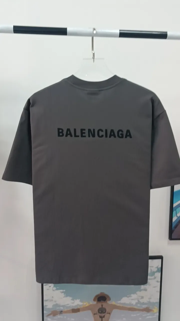 Real shot video on the back————The top tested version of BALENCIAGA Paris classic letter embroidery for male and female couples stars in the same style pure cotton loose short-sleeved T-shirt. The T-shirt seems to be a simple classic. The garment-making process is extremely complicated. It uses imported Tajima machine heavy-duty high-density embroidery. The fine embroidery has no rough edges and stray threads. It is very tight and has obvious concave and convex texture. Heavy embroidery with 4w needle for ready-made clothes breaks the traditional process of embroidering first and then sewing. The embroidery process is different from the market currency and highly restores the yb effect. Custom-woven and custom-dyed 280 grams of new color fabrics. Custom-dyed threads in the same vat with zero color difference. Exclusive high quality. Welcome to compare. Same style for men and women. Color: dark purple. Size: XS-L P:260