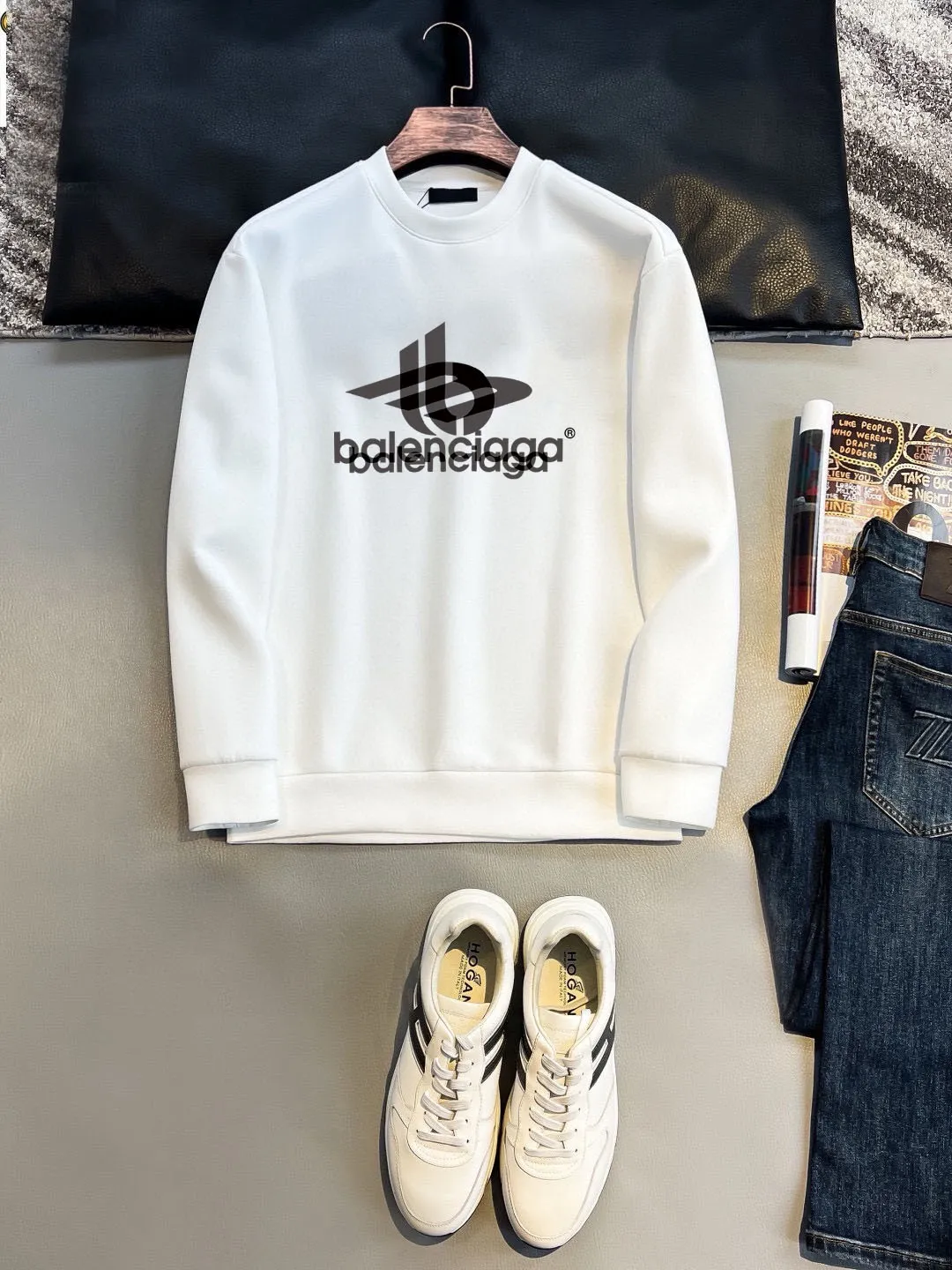 🅿️220 brand [BALENCIAGA] (good news for fat people) 2025ss autumn latest long-sleeved round-neck sweatshirt, available simultaneously on the official website. Refreshing and breathable. Made of top Tencel Roman. Comfortable and soft. 3D stereoscopic clarity. Super fashion sense. Great gift for your own use. Size: M-5XL (can be worn up to 220 pounds)