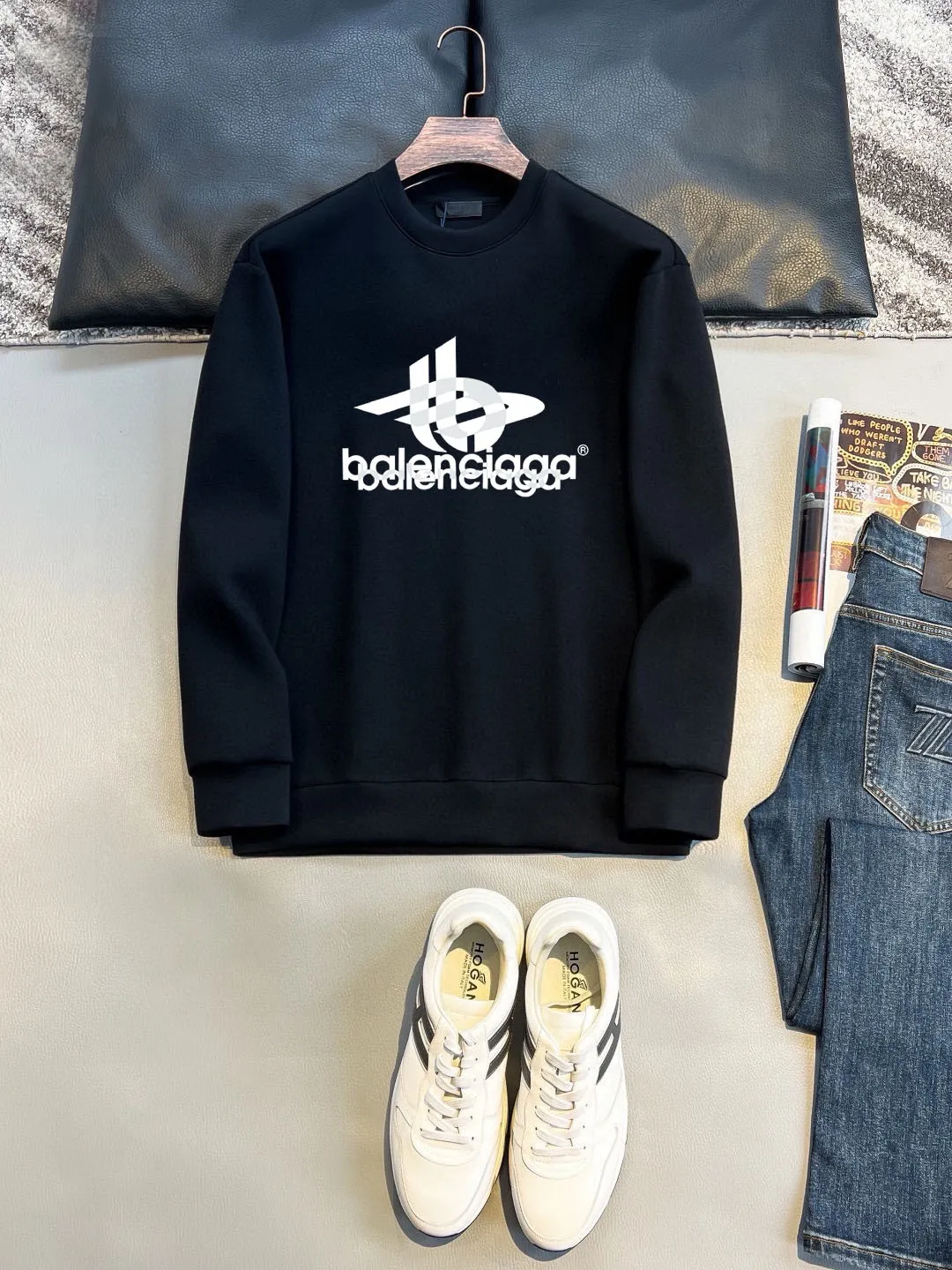 🅿️220 brand [BALENCIAGA] (good news for fat people) 2025ss autumn latest long-sleeved round-neck sweatshirt, available simultaneously on the official website. Refreshing and breathable. Made of top Tencel Roman. Comfortable and soft. 3D stereoscopic clarity. Super fashion sense. Great gift for your own use. Size: M-5XL (can be worn up to 220 pounds)