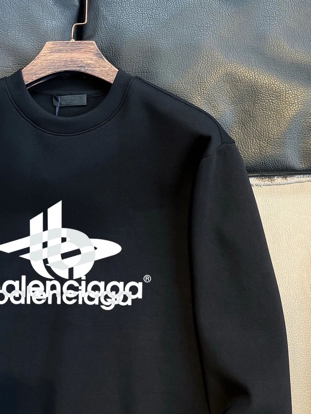 🅿️220 brand [BALENCIAGA] (good news for fat people) 2025ss autumn latest long-sleeved round-neck sweatshirt, available simultaneously on the official website. Refreshing and breathable. Made of top Tencel Roman. Comfortable and soft. 3D stereoscopic clarity. Super fashion sense. Great gift for your own use. Size: M-5XL (can be worn up to 220 pounds)