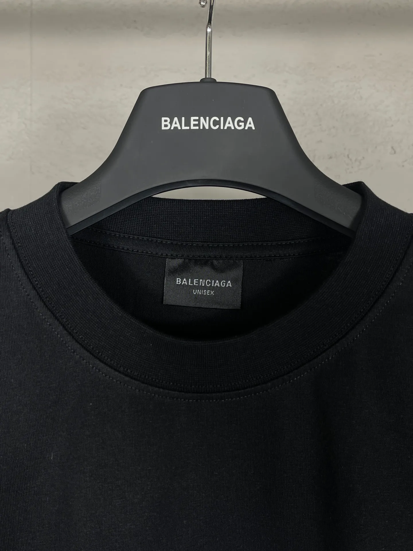 🅿️166 real photos [Top version. Official website quality] BALENCI*GA/Paris. 2024 limited edition. 520 limited WI-FI catwalk style printed short-sleeved T-shirt. Brick cabinet synchronization. Genuine product developed at the first time, happy to print and compare! The fabric is made of Paris ZP custom-woven and dyed cotton double yarn. Weighing 260 grams, the cloth surface is clean. The cloth pattern is clear, soft and comfortable. The threads are dyed with no color difference. The printing uses environmentally friendly imported materials. The letters are clear and the effect is three-dimensional. The version adopts OS loose shoulder design. Same style for men and women. Code: BL223368 Color: black. Off-white Size: XS to L