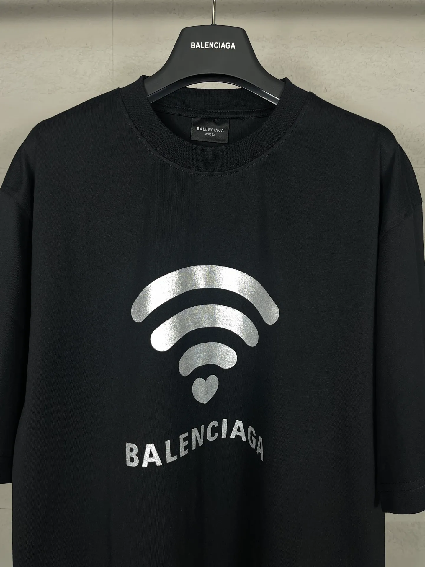 🅿️166 real photos [Top version. Official website quality] BALENCI*GA/Paris. 2024 limited edition. 520 limited WI-FI catwalk style printed short-sleeved T-shirt. Brick cabinet synchronization. Genuine product developed at the first time, happy to print and compare! The fabric is made of Paris ZP custom-woven and dyed cotton double yarn. Weighing 260 grams, the cloth surface is clean. The cloth pattern is clear, soft and comfortable. The threads are dyed with no color difference. The printing uses environmentally friendly imported materials. The letters are clear and the effect is three-dimensional. The version adopts OS loose shoulder design. Same style for men and women. Code: BL223368 Color: black. Off-white Size: XS to L
