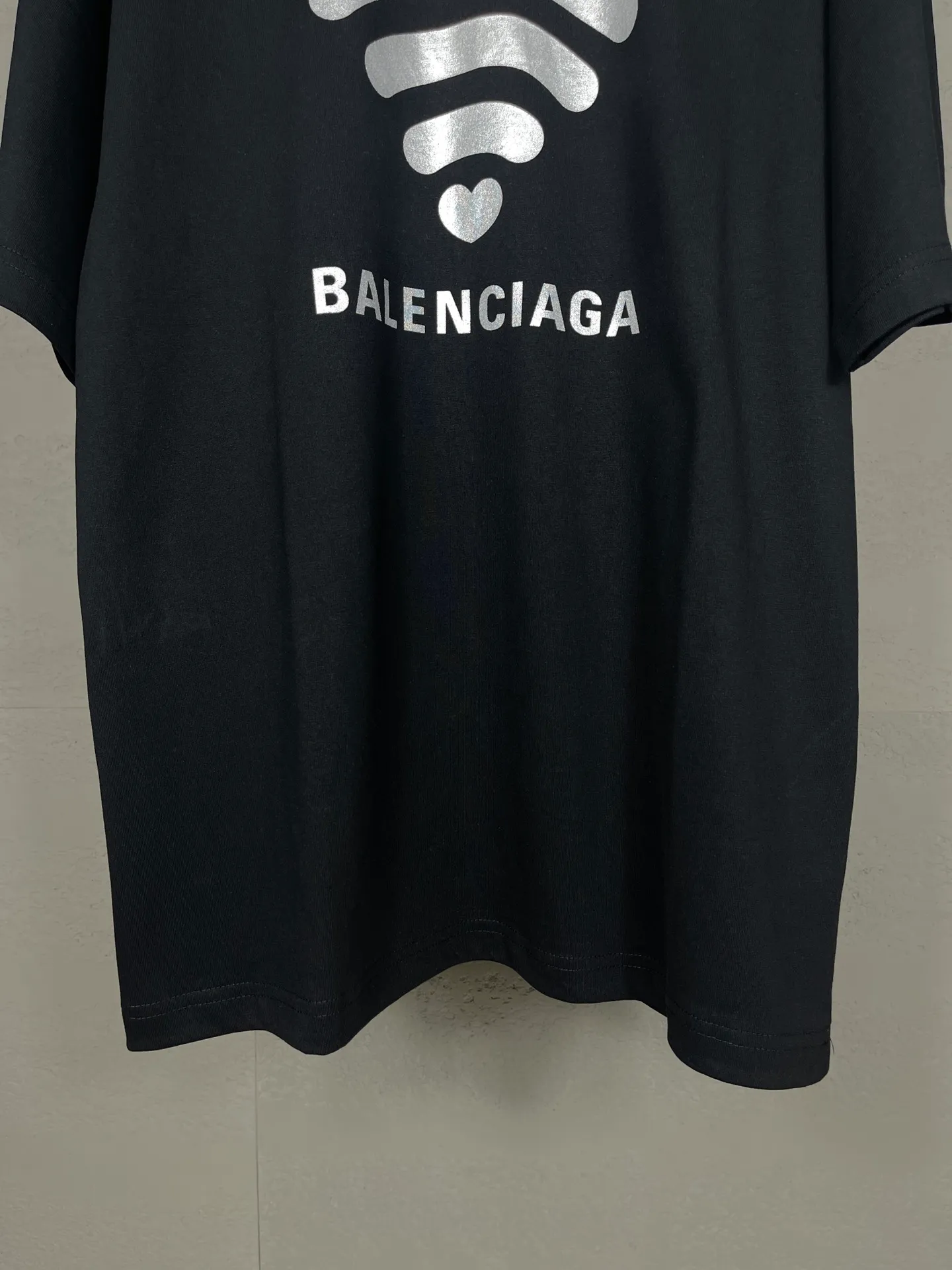 🅿️166 real photos [Top version. Official website quality] BALENCI*GA/Paris. 2024 limited edition. 520 limited WI-FI catwalk style printed short-sleeved T-shirt. Brick cabinet synchronization. Genuine product developed at the first time, happy to print and compare! The fabric is made of Paris ZP custom-woven and dyed cotton double yarn. Weighing 260 grams, the cloth surface is clean. The cloth pattern is clear, soft and comfortable. The threads are dyed with no color difference. The printing uses environmentally friendly imported materials. The letters are clear and the effect is three-dimensional. The version adopts OS loose shoulder design. Same style for men and women. Code: BL223368 Color: black. Off-white Size: XS to L