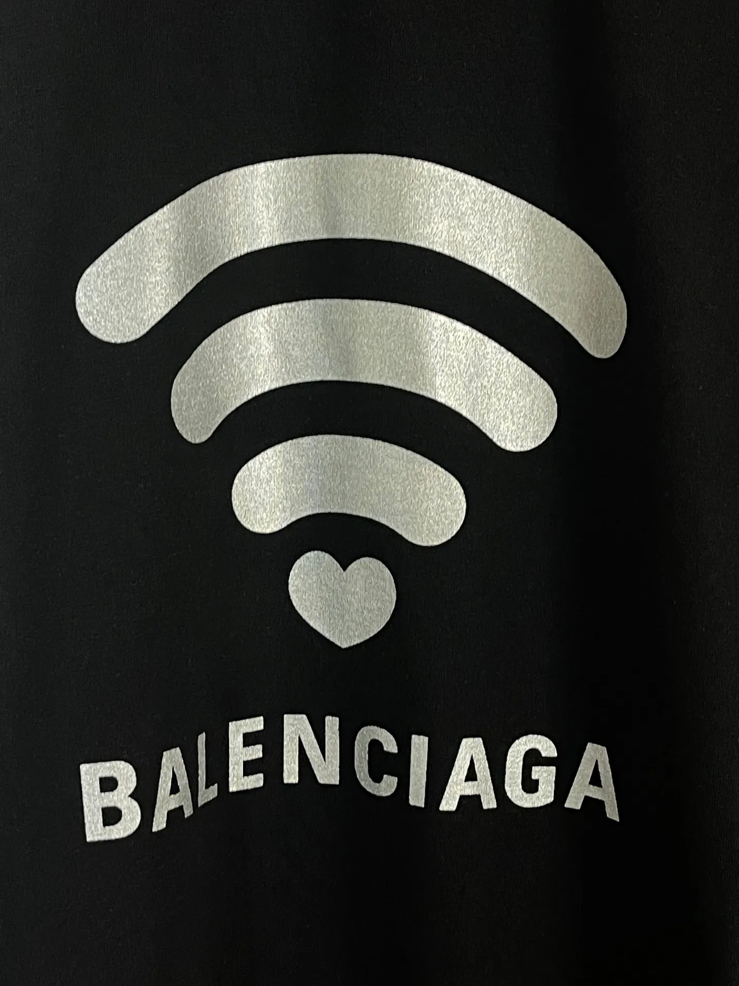 🅿️166 real photos [Top version. Official website quality] BALENCI*GA/Paris. 2024 limited edition. 520 limited WI-FI catwalk style printed short-sleeved T-shirt. Brick cabinet synchronization. Genuine product developed at the first time, happy to print and compare! The fabric is made of Paris ZP custom-woven and dyed cotton double yarn. Weighing 260 grams, the cloth surface is clean. The cloth pattern is clear, soft and comfortable. The threads are dyed with no color difference. The printing uses environmentally friendly imported materials. The letters are clear and the effect is three-dimensional. The version adopts OS loose shoulder design. Same style for men and women. Code: BL223368 Color: black. Off-white Size: XS to L
