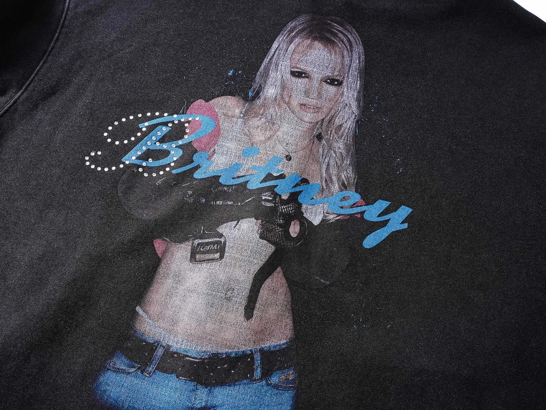 🅿️420 - BALENCI*GA Paris Britney portrait limited edition music cooperation series hooded zipper sweatshirt. Direct-injection printing and hot-drilling process on the front panel. The English logo of the hat adopts Tajima embroidery machine. Customized matching hardware. The letters are clear. The effect is three-dimensional. Exclusively pattern-woven and dyed 460g fabric. Threads are dyed in the same vat with zero color difference. Brick cabinet synchronization. Welcome to compare. Same style for men and women -Color: washed black -SIZE: Xs S M L style number 8986#