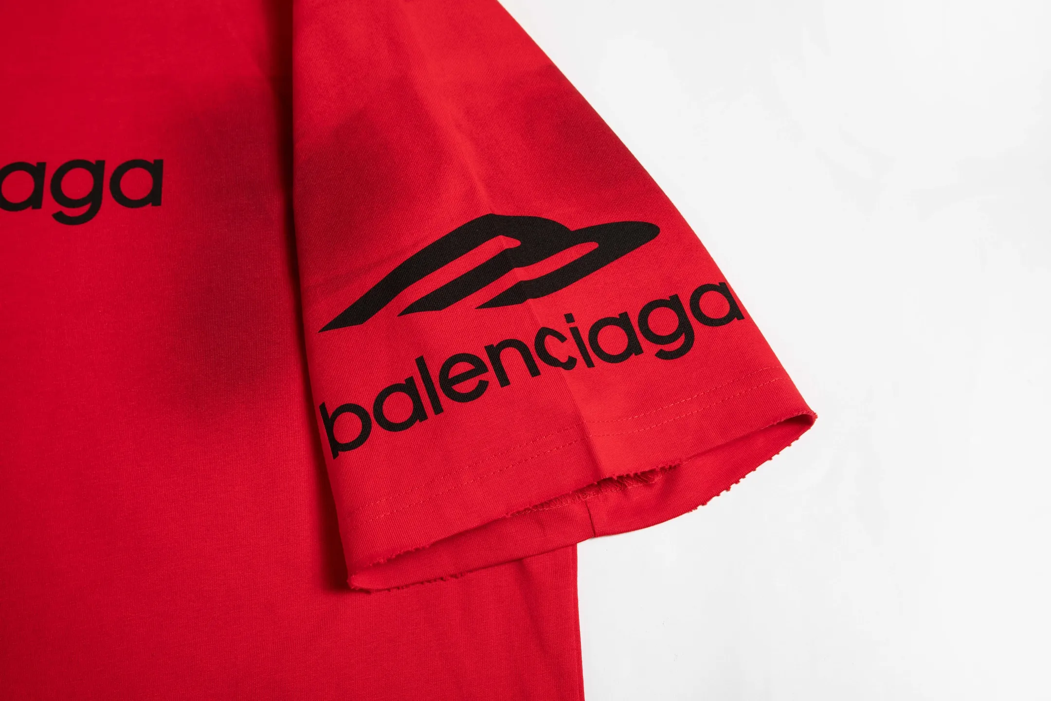 🅿️180 9187# Detailed picture Top version [[BALENCIA*GA] official website quality Paris new ski series 3M artistic letter LOGO printed short-sleeved T-shirt OS version loose dropped shoulders Unisex style Fabric: 260g 100% cotton double yarn Technology: front and rear left and right sleeve printing Garment wash spray painting worn distressed shaping solid color Color: black white Red (red has different craftsmanship and different prices) Size: XS S M L