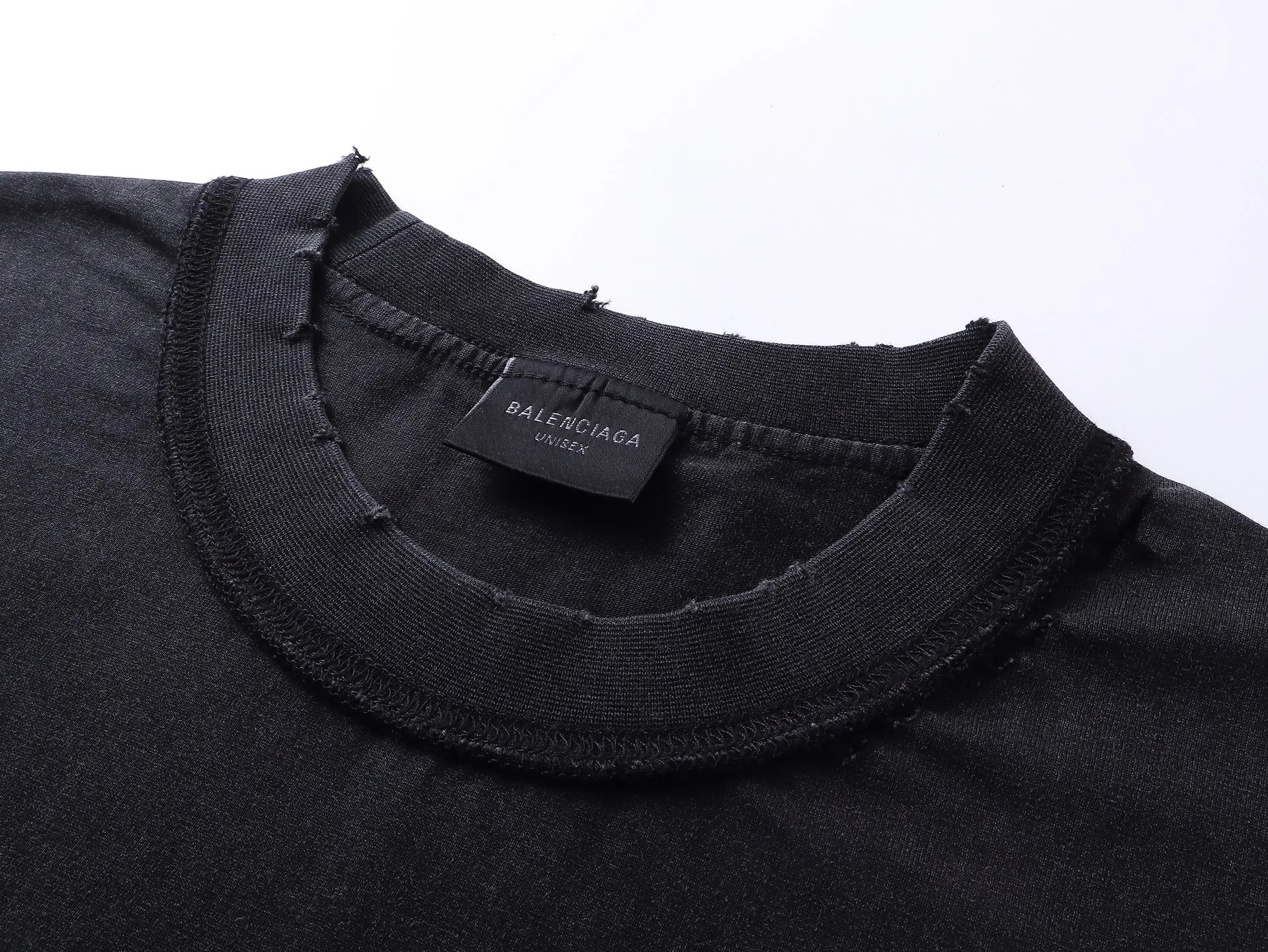 🅿️200 Actual pictures [Top version. Official website quality] BALENCI*GA/Paris #2025 new classic Coke sea spray LOGO reverse embroidery, washed and worn short-sleeved T-shirt, ready-to-wear stitched on the reverse, ready-to-wear washed, full of design sense. Welcome to compare. The fabric is made of Paris ZP custom-woven and dyed cotton double yarn, weight 260 grams, clean cloth surface. Clear cloth pattern, soft and comfortable. The threads are dyed with no color difference. The classic letter LOGO is embroidered on the reverse using an imported Tajima embroidery machine. The effect is three-dimensional. Restore brick cabinet, adopt OS loose shoulder style. Same style for men and women. Code: BL253677 Color: washed black, apricot Size: XS S M L