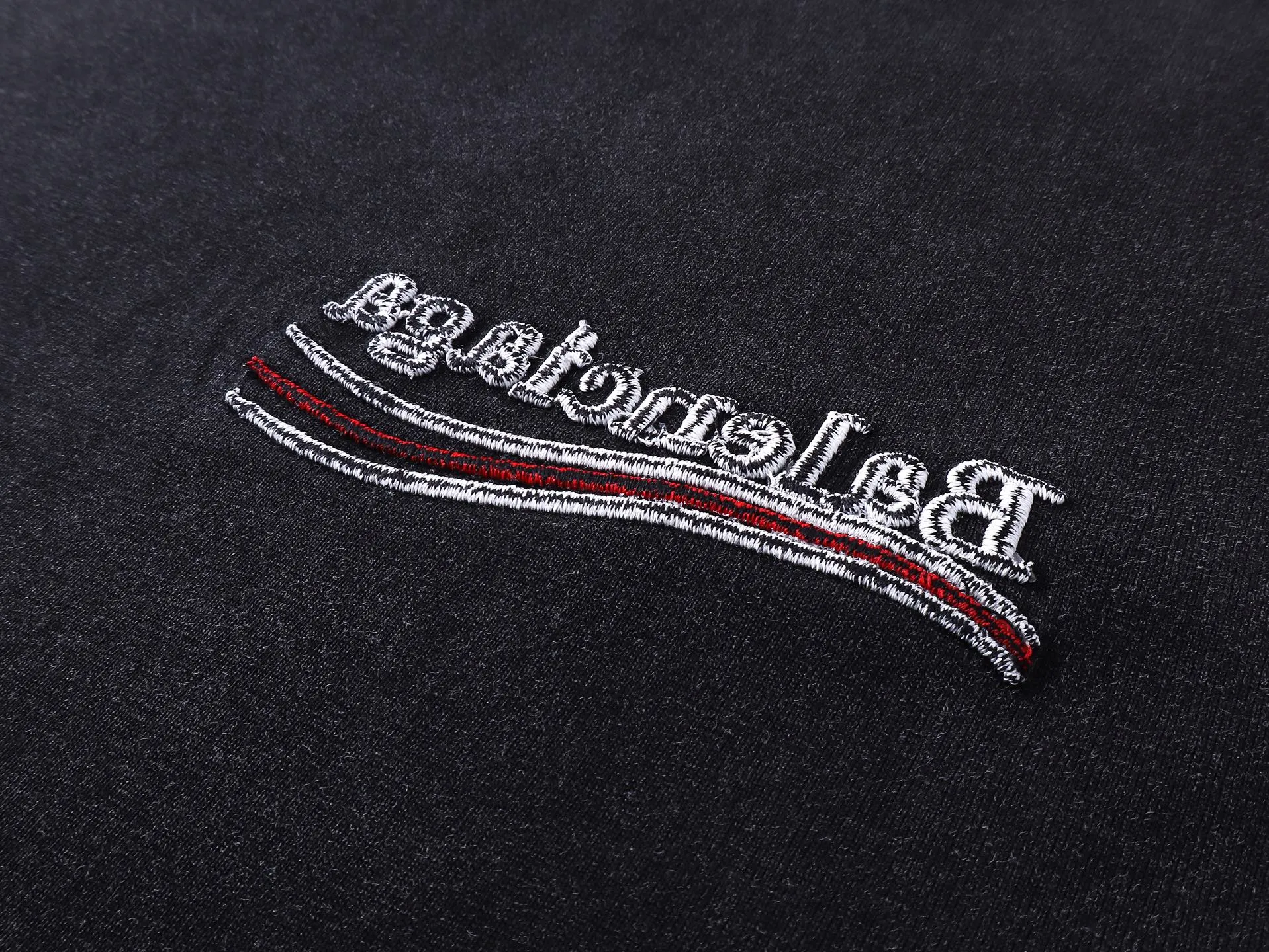 🅿️200 Actual pictures [Top version. Official website quality] BALENCI*GA/Paris #2025 new classic Coke sea spray LOGO reverse embroidery, washed and worn short-sleeved T-shirt, ready-to-wear stitched on the reverse, ready-to-wear washed, full of design sense. Welcome to compare. The fabric is made of Paris ZP custom-woven and dyed cotton double yarn, weight 260 grams, clean cloth surface. Clear cloth pattern, soft and comfortable. The threads are dyed with no color difference. The classic letter LOGO is embroidered on the reverse using an imported Tajima embroidery machine. The effect is three-dimensional. Restore brick cabinet, adopt OS loose shoulder style. Same style for men and women. Code: BL253677 Color: washed black, apricot Size: XS S M L