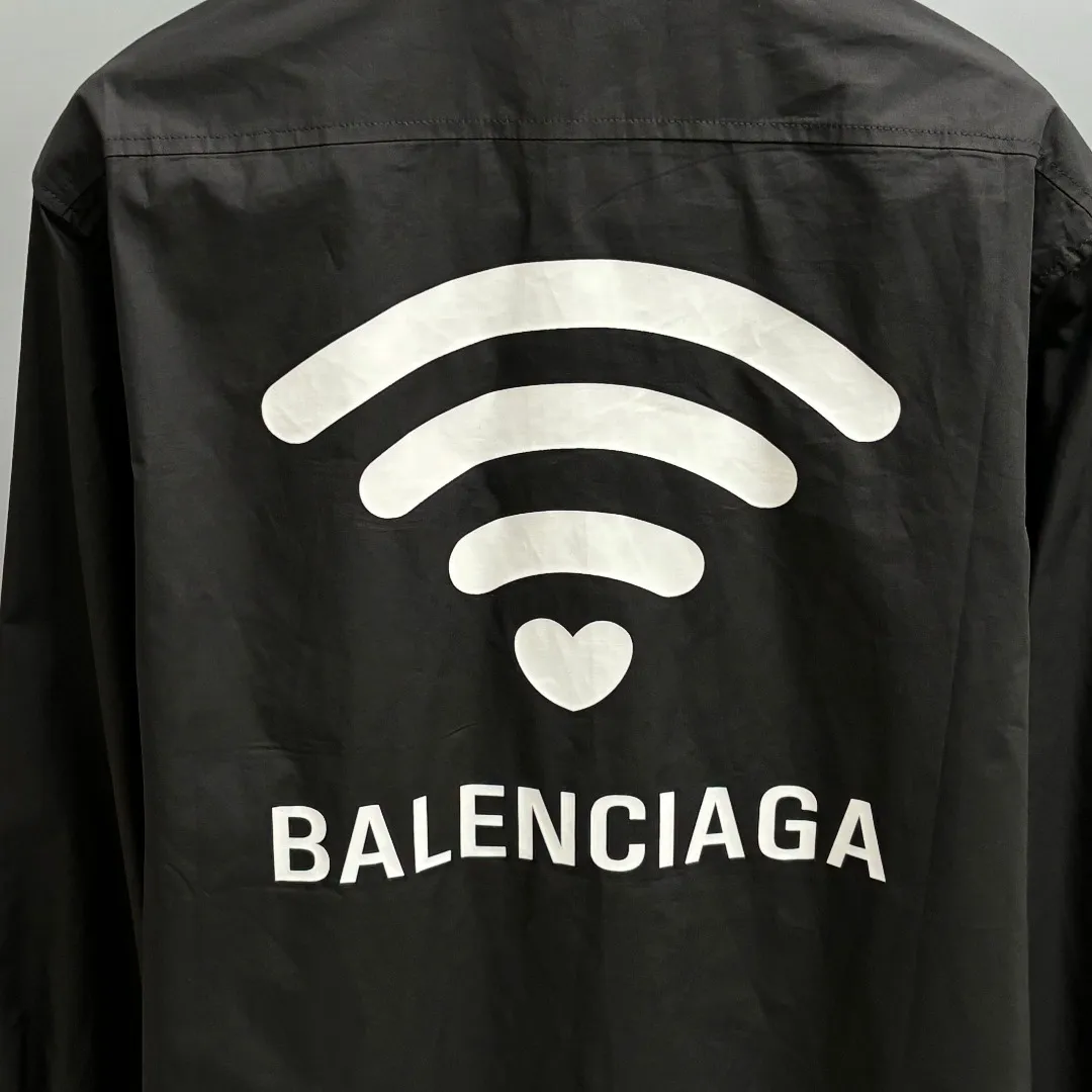 🅿️220 BALENCIAGA/Balenciaga early autumn thick plate printed shirt, customized classic 40-count plain weave imitation Tencel Paris shirt fabric, loose version, three-dimensional upper body, smooth and natural lines, from shoulder line to waistline to hem, smooth transition of lines, no unnecessary folds or accumulation, neat and stretchy overall, customized Paris logo engraved button-down, with Paris logo on the chest and large-area WI-FI printing on the back, the effect is three-dimensional, the printing completely fits the fabric There will be no problems such as color fading, peeling off, etc. Size: S M L XL