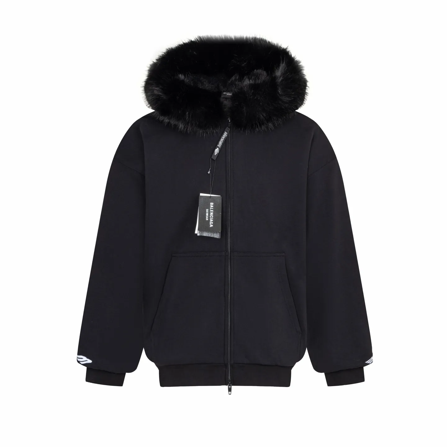 🅿️780 [Exclusive supply] BLCG 25FW SKIWEAR series fur collar hooded jacket (black). The original version was purchased for 16,300 and developed, integrating sports functions and high-end design. The overall design adopts a loose, dropped-shoulder version, taking into account both comfort and style. Features a functional zipper and two utility pockets at the front, while gathering at the cuffs and waist enhances the fit. The lining of the clothing is made of cotton velvet, which is soft to the touch and has excellent thermal insulation effect. The concept of environmental protection runs through the design, and the plush collar and hood are made of animal-free faux fur fabrics, which combines texture and sustainability. The details highlight the level of craftsmanship: the fur collar of the hoodie has been finely processed to simulate the fluffy visual effect of real fur; the logo on the chest is presented through thousands of three-dimensional embroidery, which is rich in layering; the sleeves are decorated with 3B sports icon artwork embroidery, injecting the brand's iconic sports aesthetic elements. The entire sweatshirt pays attention to fabric texture and detailed decoration, creating a fashionable item for winter outdoor wear. Size:XS-S-M-L
