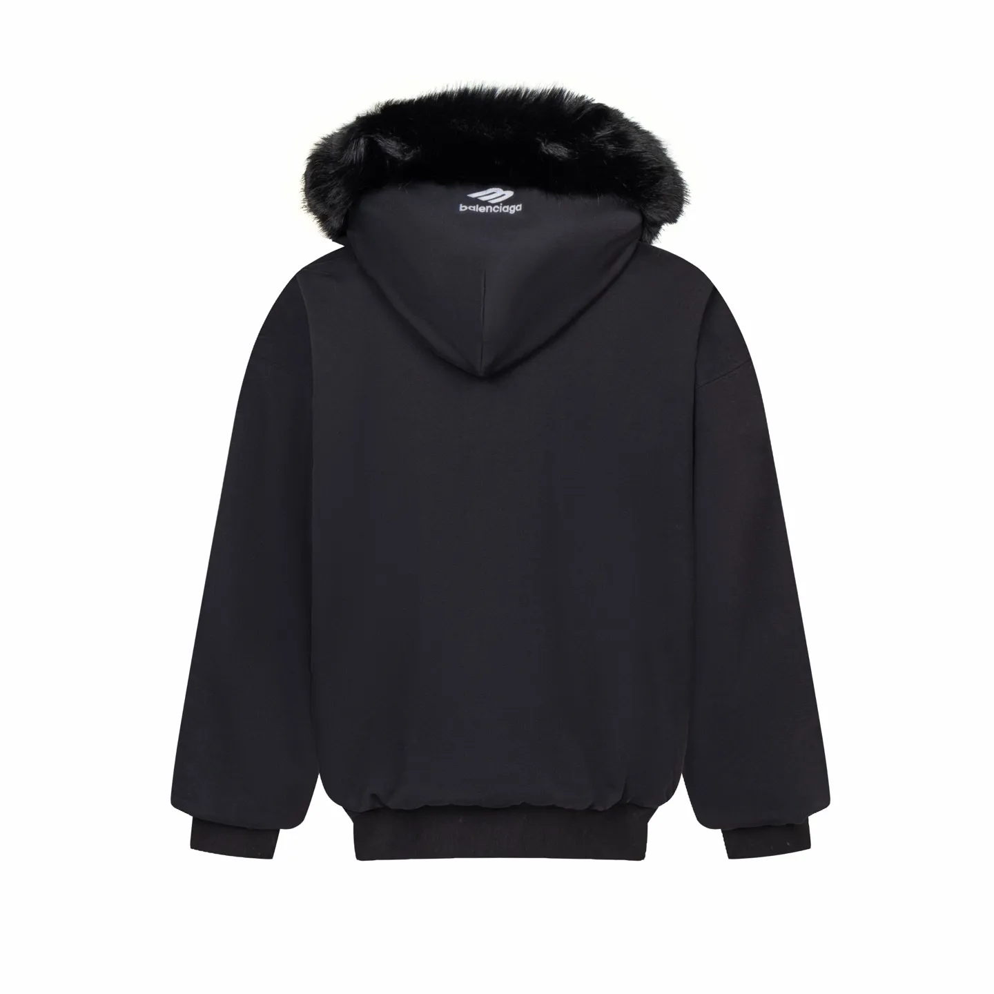 🅿️780 [Exclusive supply] BLCG 25FW SKIWEAR series fur collar hooded jacket (black). The original version was purchased for 16,300 and developed, integrating sports functions and high-end design. The overall design adopts a loose, dropped-shoulder version, taking into account both comfort and style. Features a functional zipper and two utility pockets at the front, while gathering at the cuffs and waist enhances the fit. The lining of the clothing is made of cotton velvet, which is soft to the touch and has excellent thermal insulation effect. The concept of environmental protection runs through the design, and the plush collar and hood are made of animal-free faux fur fabrics, which combines texture and sustainability. The details highlight the level of craftsmanship: the fur collar of the hoodie has been finely processed to simulate the fluffy visual effect of real fur; the logo on the chest is presented through thousands of three-dimensional embroidery, which is rich in layering; the sleeves are decorated with 3B sports icon artwork embroidery, injecting the brand's iconic sports aesthetic elements. The entire sweatshirt pays attention to fabric texture and detailed decoration, creating a fashionable item for winter outdoor wear. Size:XS-S-M-L