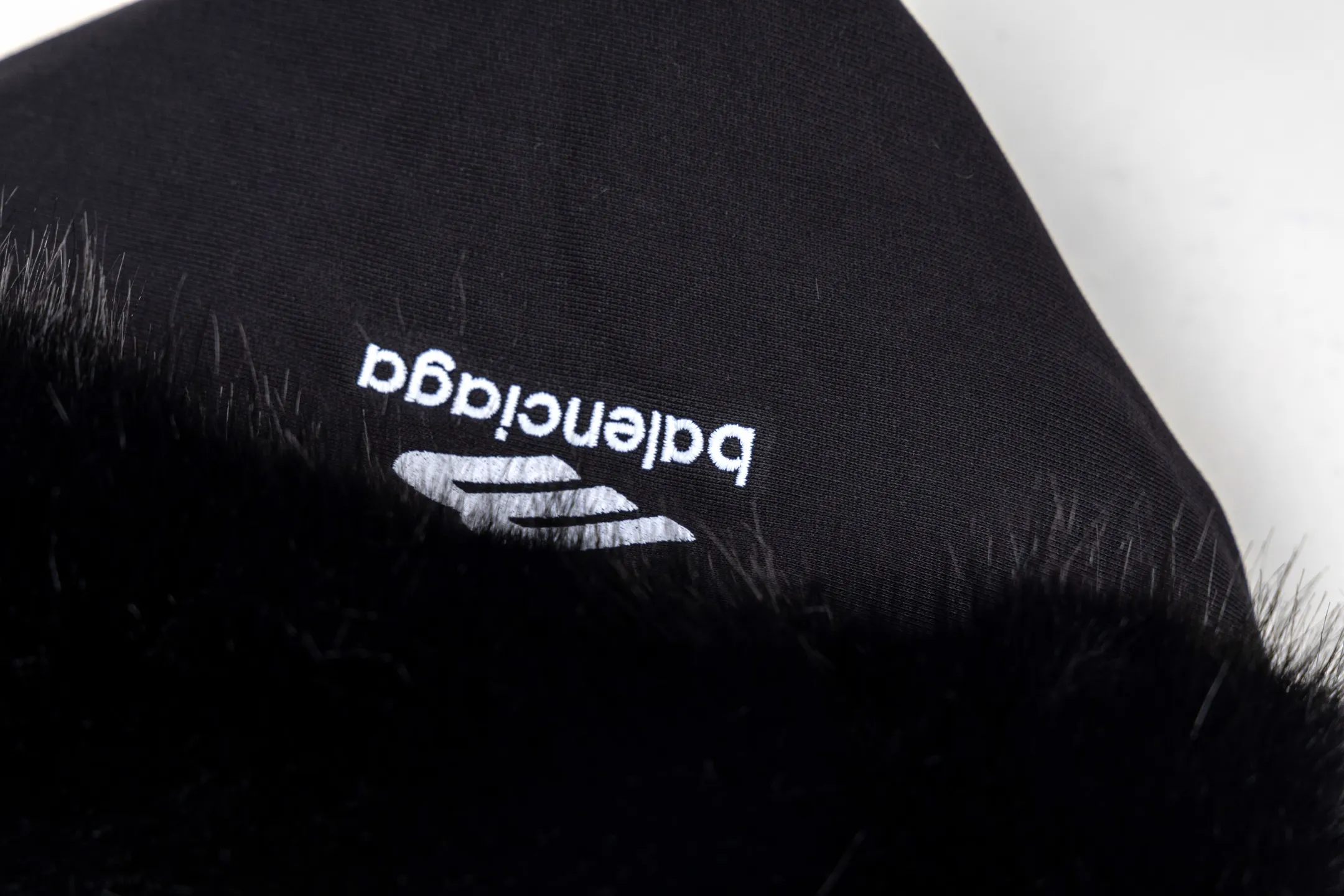 🅿️780 [Exclusive supply] BLCG 25FW SKIWEAR series fur collar hooded jacket (black). The original version was purchased for 16,300 and developed, integrating sports functions and high-end design. The overall design adopts a loose, dropped-shoulder version, taking into account both comfort and style. Features a functional zipper and two utility pockets at the front, while gathering at the cuffs and waist enhances the fit. The lining of the clothing is made of cotton velvet, which is soft to the touch and has excellent thermal insulation effect. The concept of environmental protection runs through the design, and the plush collar and hood are made of animal-free faux fur fabrics, which combines texture and sustainability. The details highlight the level of craftsmanship: the fur collar of the hoodie has been finely processed to simulate the fluffy visual effect of real fur; the logo on the chest is presented through thousands of three-dimensional embroidery, which is rich in layering; the sleeves are decorated with 3B sports icon artwork embroidery, injecting the brand's iconic sports aesthetic elements. The entire sweatshirt pays attention to fabric texture and detailed decoration, creating a fashionable item for winter outdoor wear. Size:XS-S-M-L