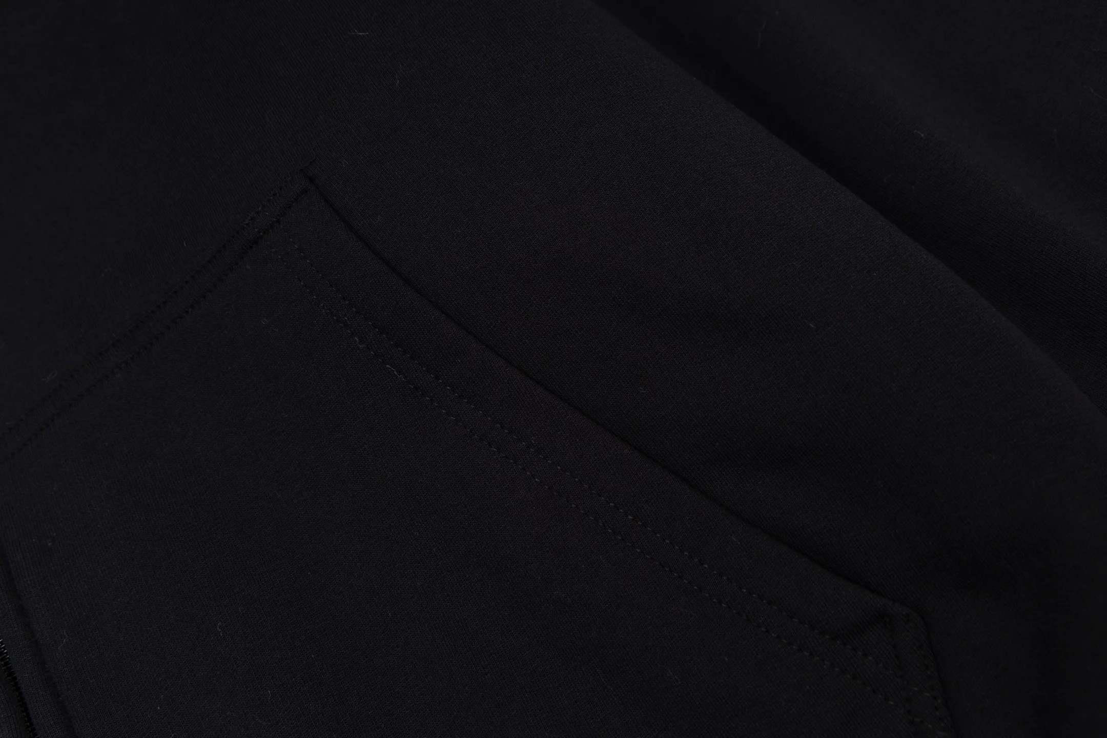 🅿️780 [Exclusive supply] BLCG 25FW SKIWEAR series fur collar hooded jacket (black). The original version was purchased for 16,300 and developed, integrating sports functions and high-end design. The overall design adopts a loose, dropped-shoulder version, taking into account both comfort and style. Features a functional zipper and two utility pockets at the front, while gathering at the cuffs and waist enhances the fit. The lining of the clothing is made of cotton velvet, which is soft to the touch and has excellent thermal insulation effect. The concept of environmental protection runs through the design, and the plush collar and hood are made of animal-free faux fur fabrics, which combines texture and sustainability. The details highlight the level of craftsmanship: the fur collar of the hoodie has been finely processed to simulate the fluffy visual effect of real fur; the logo on the chest is presented through thousands of three-dimensional embroidery, which is rich in layering; the sleeves are decorated with 3B sports icon artwork embroidery, injecting the brand's iconic sports aesthetic elements. The entire sweatshirt pays attention to fabric texture and detailed decoration, creating a fashionable item for winter outdoor wear. Size:XS-S-M-L