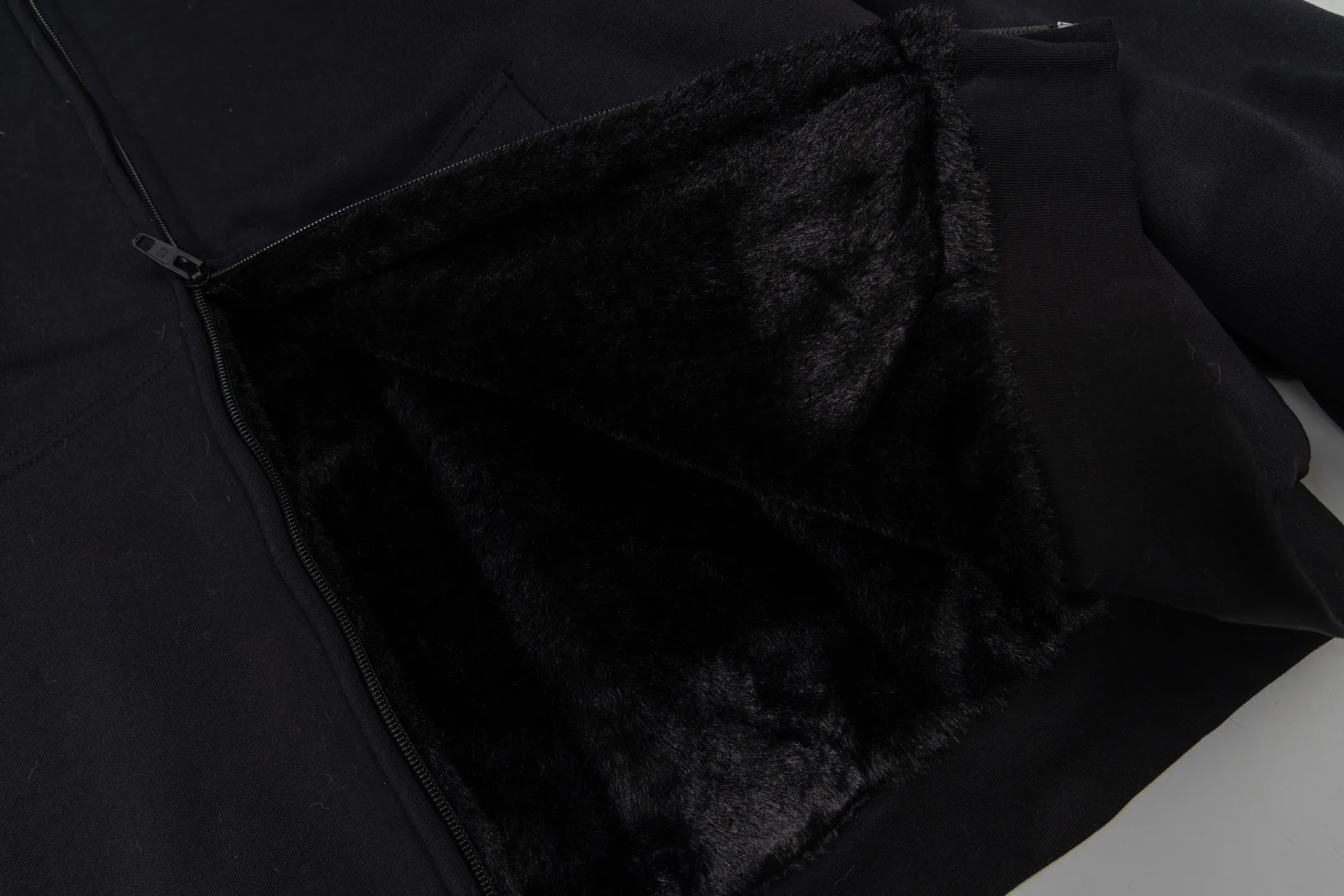 🅿️780 [Exclusive supply] BLCG 25FW SKIWEAR series fur collar hooded jacket (black). The original version was purchased for 16,300 and developed, integrating sports functions and high-end design. The overall design adopts a loose, dropped-shoulder version, taking into account both comfort and style. Features a functional zipper and two utility pockets at the front, while gathering at the cuffs and waist enhances the fit. The lining of the clothing is made of cotton velvet, which is soft to the touch and has excellent thermal insulation effect. The concept of environmental protection runs through the design, and the plush collar and hood are made of animal-free faux fur fabrics, which combines texture and sustainability. The details highlight the level of craftsmanship: the fur collar of the hoodie has been finely processed to simulate the fluffy visual effect of real fur; the logo on the chest is presented through thousands of three-dimensional embroidery, which is rich in layering; the sleeves are decorated with 3B sports icon artwork embroidery, injecting the brand's iconic sports aesthetic elements. The entire sweatshirt pays attention to fabric texture and detailed decoration, creating a fashionable item for winter outdoor wear. Size:XS-S-M-L