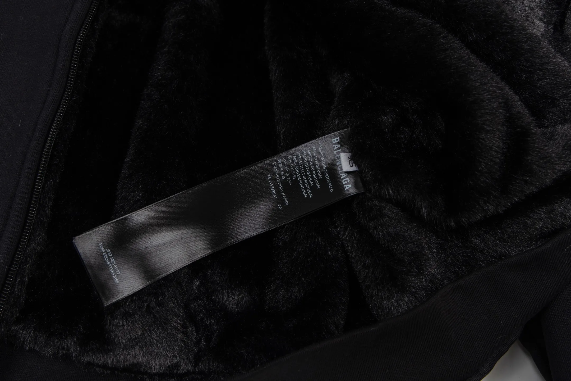 🅿️780 [Exclusive supply] BLCG 25FW SKIWEAR series fur collar hooded jacket (black). The original version was purchased for 16,300 and developed, integrating sports functions and high-end design. The overall design adopts a loose, dropped-shoulder version, taking into account both comfort and style. Features a functional zipper and two utility pockets at the front, while gathering at the cuffs and waist enhances the fit. The lining of the clothing is made of cotton velvet, which is soft to the touch and has excellent thermal insulation effect. The concept of environmental protection runs through the design, and the plush collar and hood are made of animal-free faux fur fabrics, which combines texture and sustainability. The details highlight the level of craftsmanship: the fur collar of the hoodie has been finely processed to simulate the fluffy visual effect of real fur; the logo on the chest is presented through thousands of three-dimensional embroidery, which is rich in layering; the sleeves are decorated with 3B sports icon artwork embroidery, injecting the brand's iconic sports aesthetic elements. The entire sweatshirt pays attention to fabric texture and detailed decoration, creating a fashionable item for winter outdoor wear. Size:XS-S-M-L