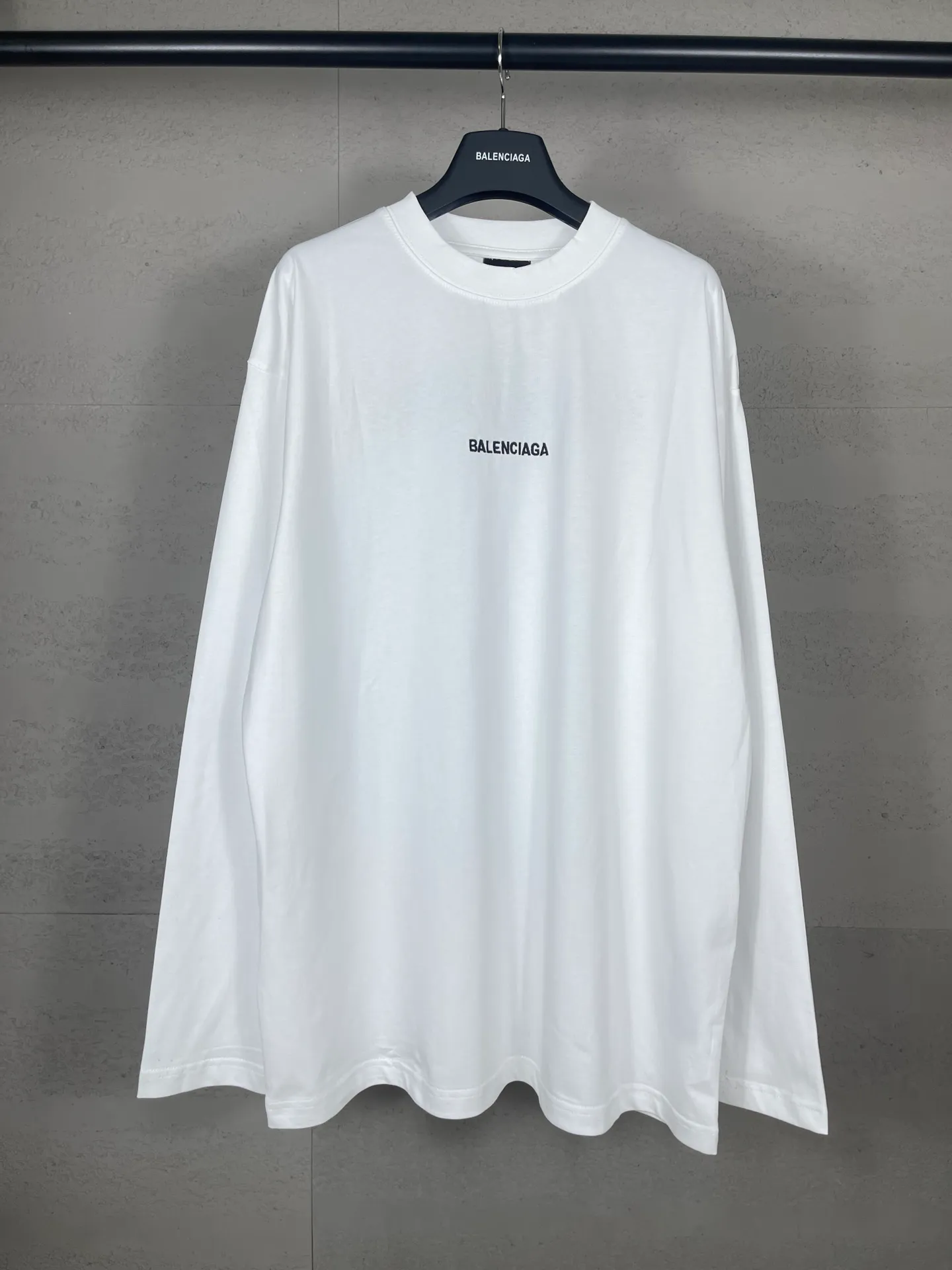🅿️210 Real photos [Top version. Official website quality] BALENCI*GA/Paris #Classic style. Classic letter embroidered long-sleeved T-shirt on the front and back #2024 spring and autumn brick cabinet synchronization.                       The fabric is made of Paris ZP custom-woven and dyed cotton double yarn, weighing 260 grams. The cloth surface is clean. The cloth pattern is clear, soft and comfortable. The threads are dyed with no color difference. The classic letters are embroidered with an imported embroidery machine. The letters are clear and the effect is three-dimensional, restoring the brick cabinet. The version adopts the OS loose shoulder style. The same style for men and women. Coding: BL235067 Color: black, white, smoke gray Size: XS S M L