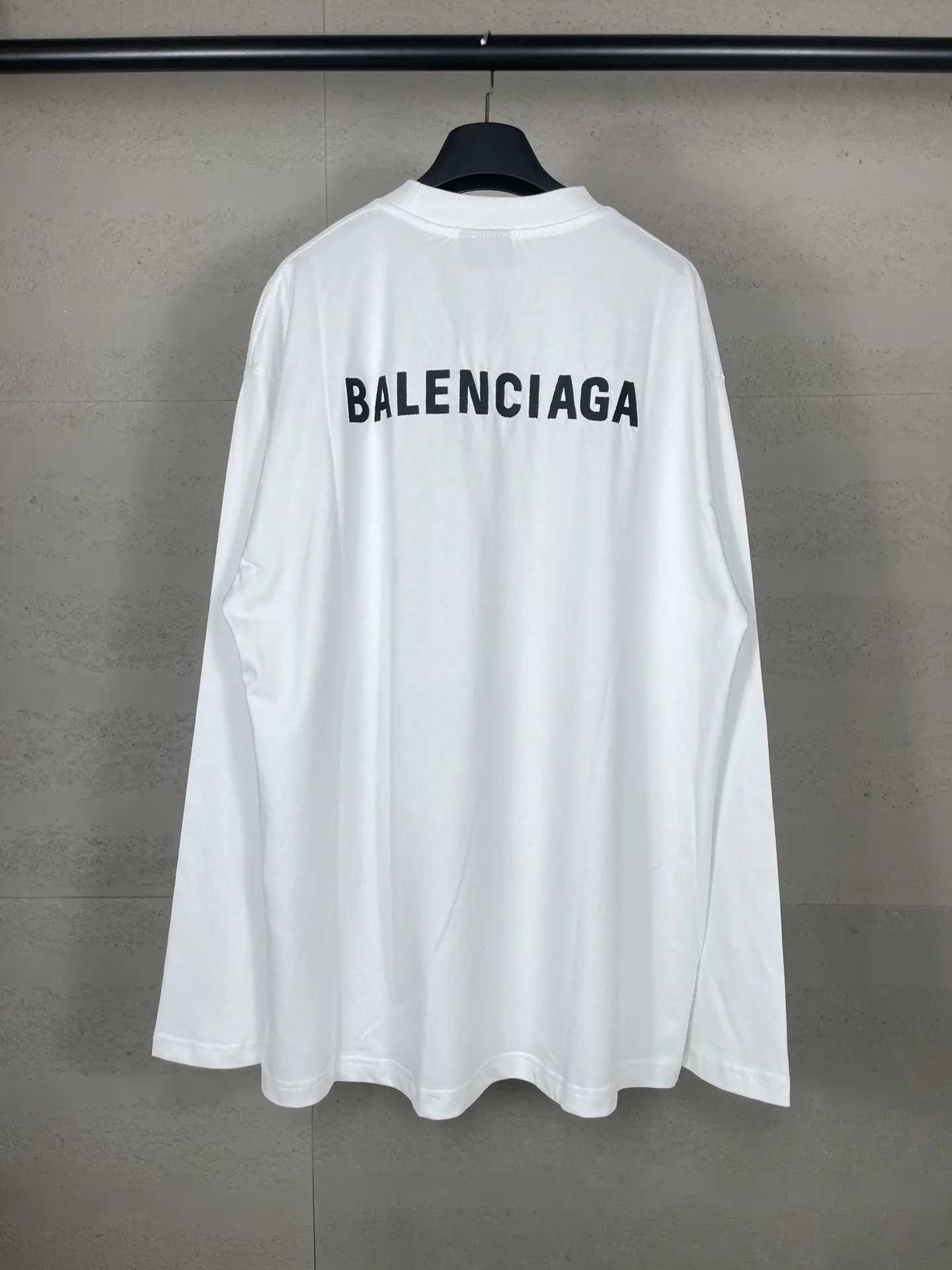 🅿️210 Real photos [Top version. Official website quality] BALENCI*GA/Paris #Classic style. Classic letter embroidered long-sleeved T-shirt on the front and back #2024 spring and autumn brick cabinet synchronization.                       The fabric is made of Paris ZP custom-woven and dyed cotton double yarn, weighing 260 grams. The cloth surface is clean. The cloth pattern is clear, soft and comfortable. The threads are dyed with no color difference. The classic letters are embroidered with an imported embroidery machine. The letters are clear and the effect is three-dimensional, restoring the brick cabinet. The version adopts the OS loose shoulder style. The same style for men and women. Coding: BL235067 Color: black, white, smoke gray Size: XS S M L