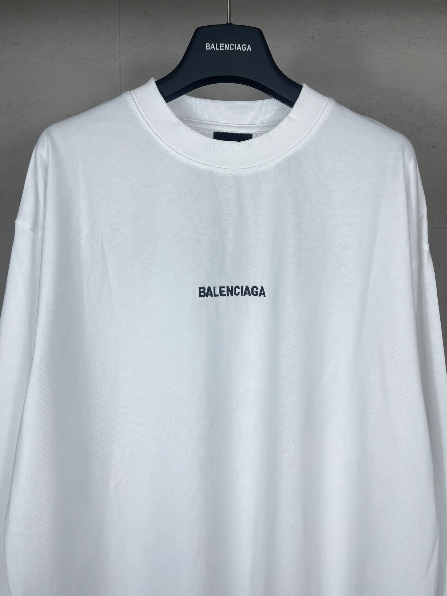 🅿️210 Real photos [Top version. Official website quality] BALENCI*GA/Paris #Classic style. Classic letter embroidered long-sleeved T-shirt on the front and back #2024 spring and autumn brick cabinet synchronization.                       The fabric is made of Paris ZP custom-woven and dyed cotton double yarn, weighing 260 grams. The cloth surface is clean. The cloth pattern is clear, soft and comfortable. The threads are dyed with no color difference. The classic letters are embroidered with an imported embroidery machine. The letters are clear and the effect is three-dimensional, restoring the brick cabinet. The version adopts the OS loose shoulder style. The same style for men and women. Coding: BL235067 Color: black, white, smoke gray Size: XS S M L