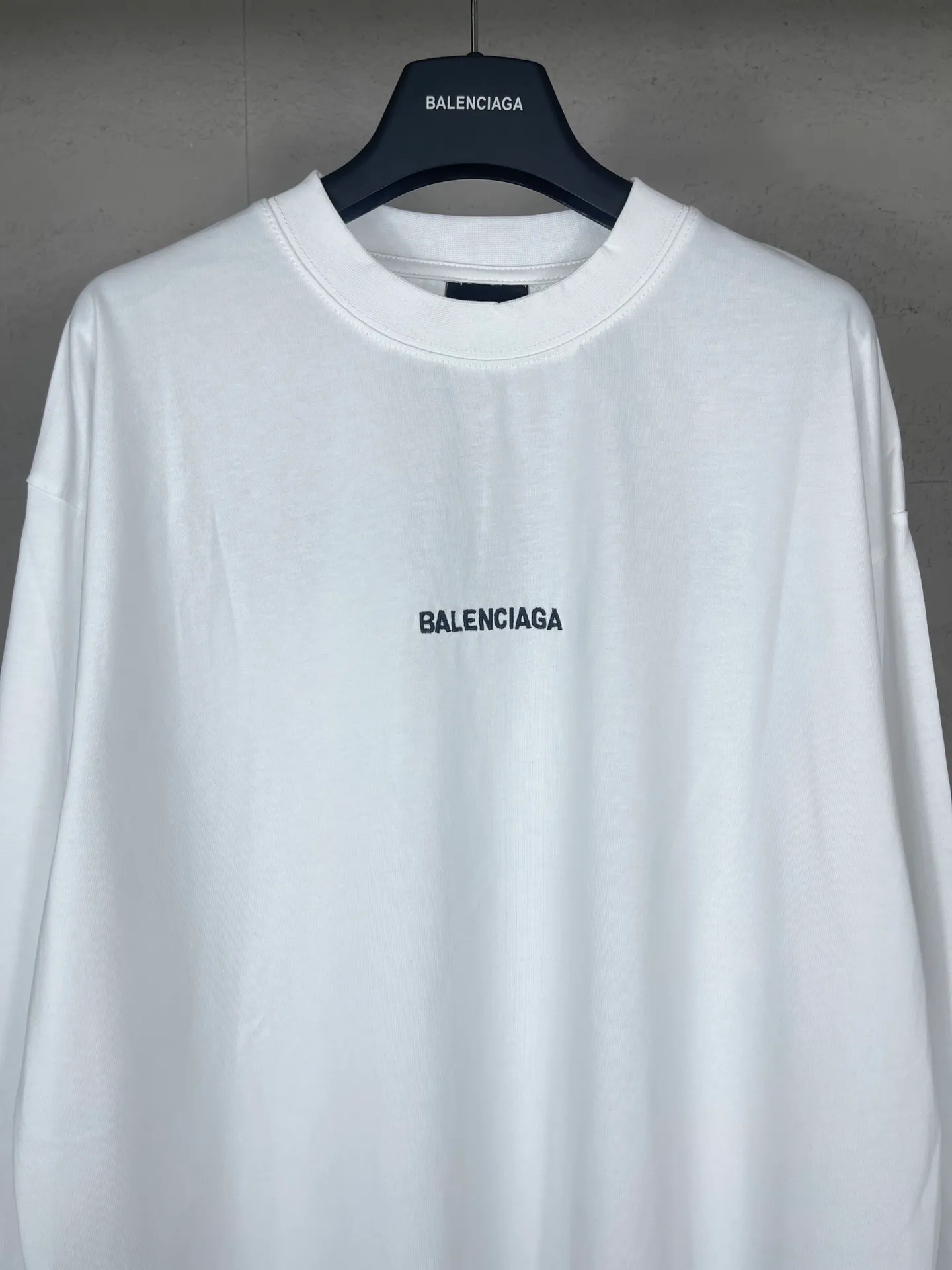 🅿️210 Real photos [Top version. Official website quality] BALENCI*GA/Paris #Classic style. Classic letter embroidered long-sleeved T-shirt on the front and back #2024 spring and autumn brick cabinet synchronization.                       The fabric is made of Paris ZP custom-woven and dyed cotton double yarn, weighing 260 grams. The cloth surface is clean. The cloth pattern is clear, soft and comfortable. The threads are dyed with no color difference. The classic letters are embroidered with an imported embroidery machine. The letters are clear and the effect is three-dimensional, restoring the brick cabinet. The version adopts the OS loose shoulder style. The same style for men and women. Coding: BL235067 Color: black, white, smoke gray Size: XS S M L