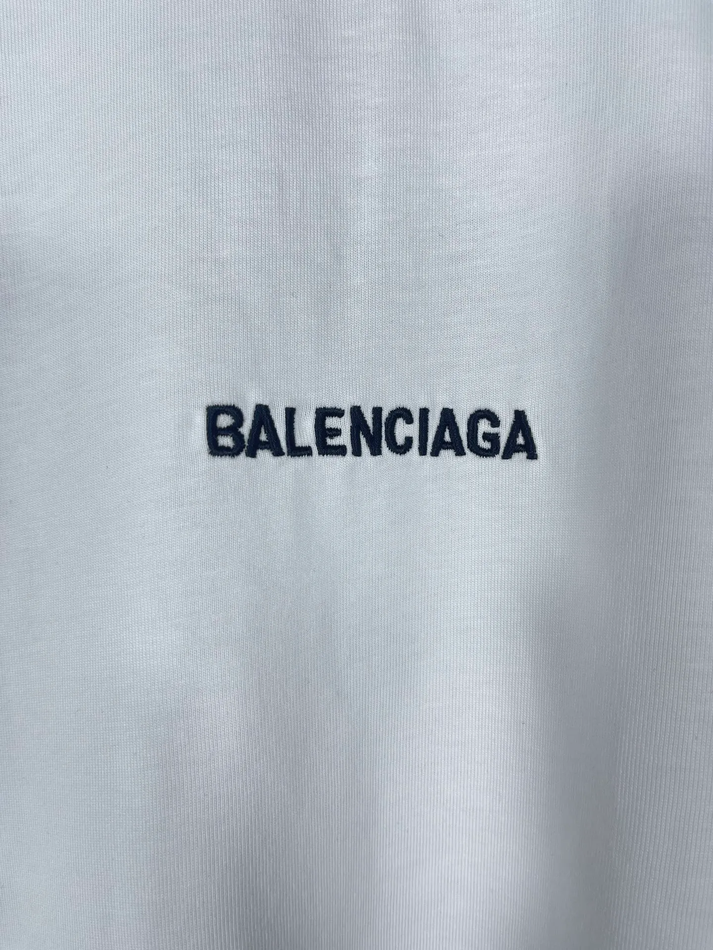 🅿️210 Real photos [Top version. Official website quality] BALENCI*GA/Paris #Classic style. Classic letter embroidered long-sleeved T-shirt on the front and back #2024 spring and autumn brick cabinet synchronization.                       The fabric is made of Paris ZP custom-woven and dyed cotton double yarn, weighing 260 grams. The cloth surface is clean. The cloth pattern is clear, soft and comfortable. The threads are dyed with no color difference. The classic letters are embroidered with an imported embroidery machine. The letters are clear and the effect is three-dimensional, restoring the brick cabinet. The version adopts the OS loose shoulder style. The same style for men and women. Coding: BL235067 Color: black, white, smoke gray Size: XS S M L