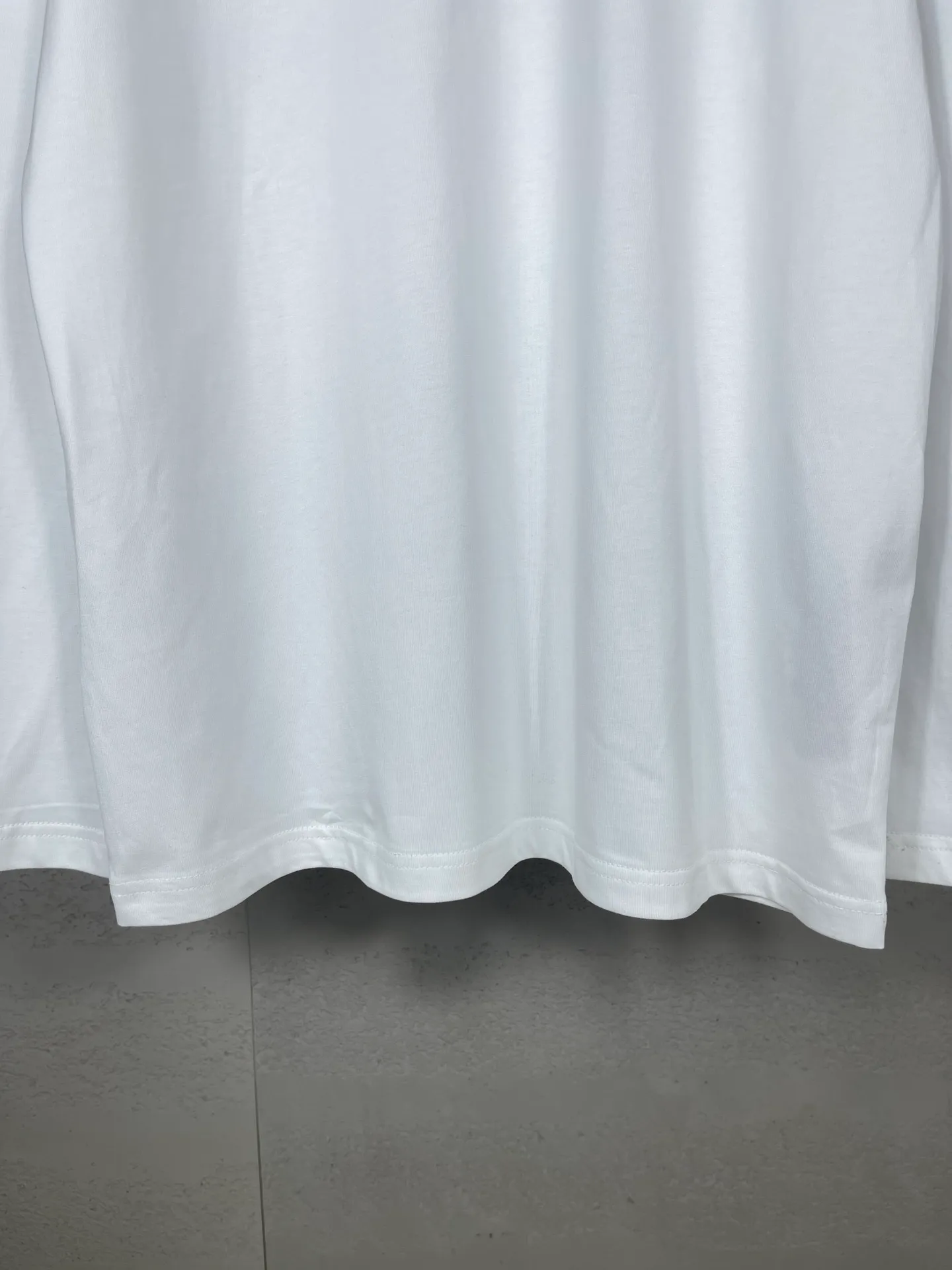 🅿️210 Real photos [Top version. Official website quality] BALENCI*GA/Paris #Classic style. Classic letter embroidered long-sleeved T-shirt on the front and back #2024 spring and autumn brick cabinet synchronization.                       The fabric is made of Paris ZP custom-woven and dyed cotton double yarn, weighing 260 grams. The cloth surface is clean. The cloth pattern is clear, soft and comfortable. The threads are dyed with no color difference. The classic letters are embroidered with an imported embroidery machine. The letters are clear and the effect is three-dimensional, restoring the brick cabinet. The version adopts the OS loose shoulder style. The same style for men and women. Coding: BL235067 Color: black, white, smoke gray Size: XS S M L