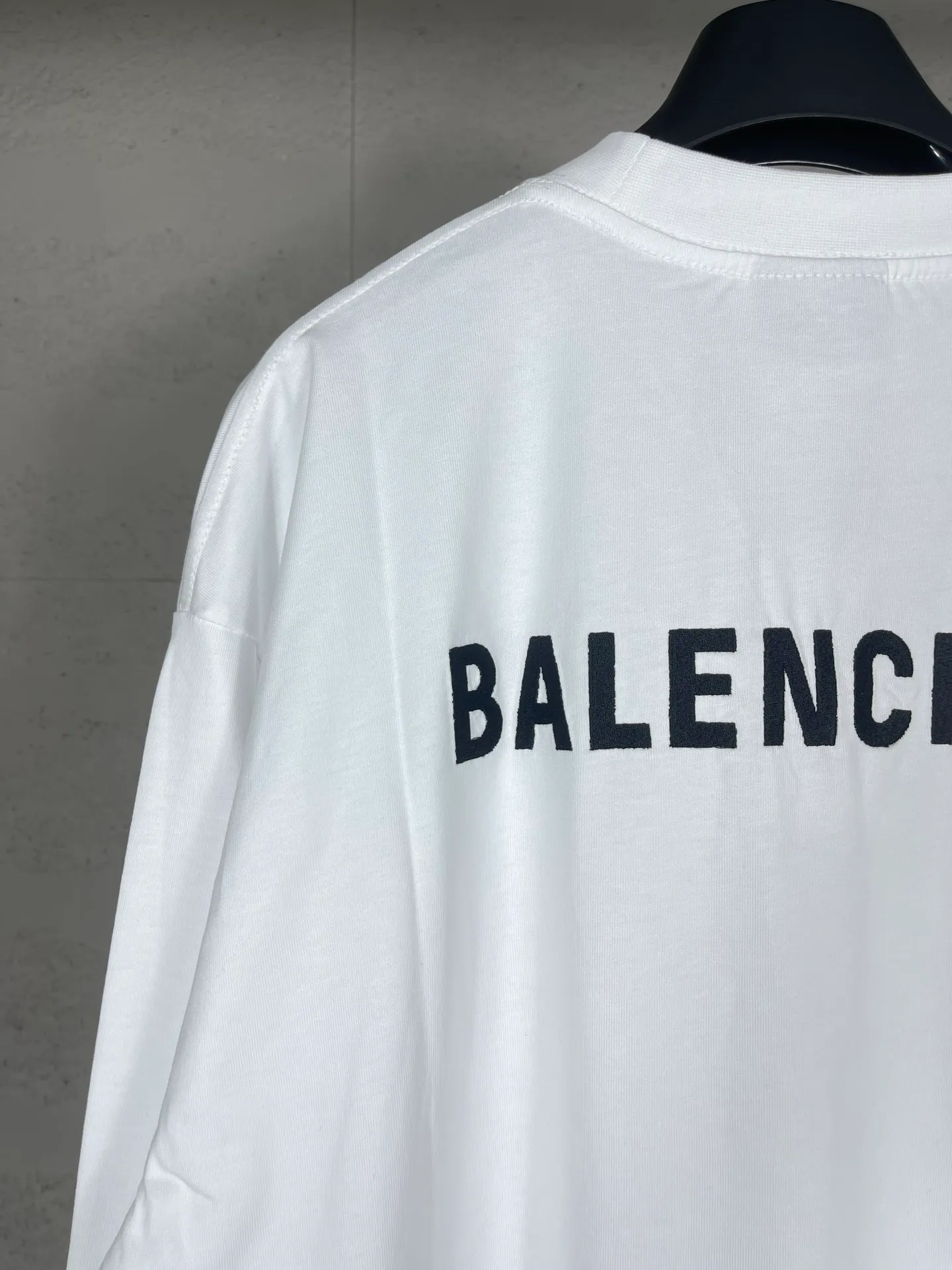 🅿️210 Real photos [Top version. Official website quality] BALENCI*GA/Paris #Classic style. Classic letter embroidered long-sleeved T-shirt on the front and back #2024 spring and autumn brick cabinet synchronization.                       The fabric is made of Paris ZP custom-woven and dyed cotton double yarn, weighing 260 grams. The cloth surface is clean. The cloth pattern is clear, soft and comfortable. The threads are dyed with no color difference. The classic letters are embroidered with an imported embroidery machine. The letters are clear and the effect is three-dimensional, restoring the brick cabinet. The version adopts the OS loose shoulder style. The same style for men and women. Coding: BL235067 Color: black, white, smoke gray Size: XS S M L