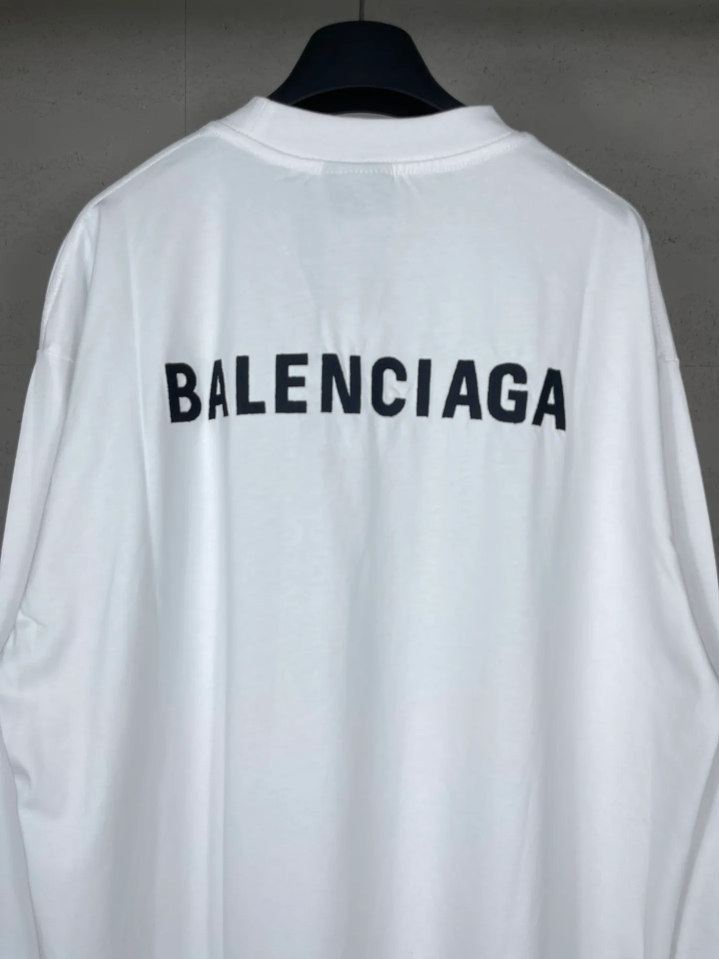 🅿️210 Real photos [Top version. Official website quality] BALENCI*GA/Paris #Classic style. Classic letter embroidered long-sleeved T-shirt on the front and back #2024 spring and autumn brick cabinet synchronization.                       The fabric is made of Paris ZP custom-woven and dyed cotton double yarn, weighing 260 grams. The cloth surface is clean. The cloth pattern is clear, soft and comfortable. The threads are dyed with no color difference. The classic letters are embroidered with an imported embroidery machine. The letters are clear and the effect is three-dimensional, restoring the brick cabinet. The version adopts the OS loose shoulder style. The same style for men and women. Coding: BL235067 Color: black, white, smoke gray Size: XS S M L