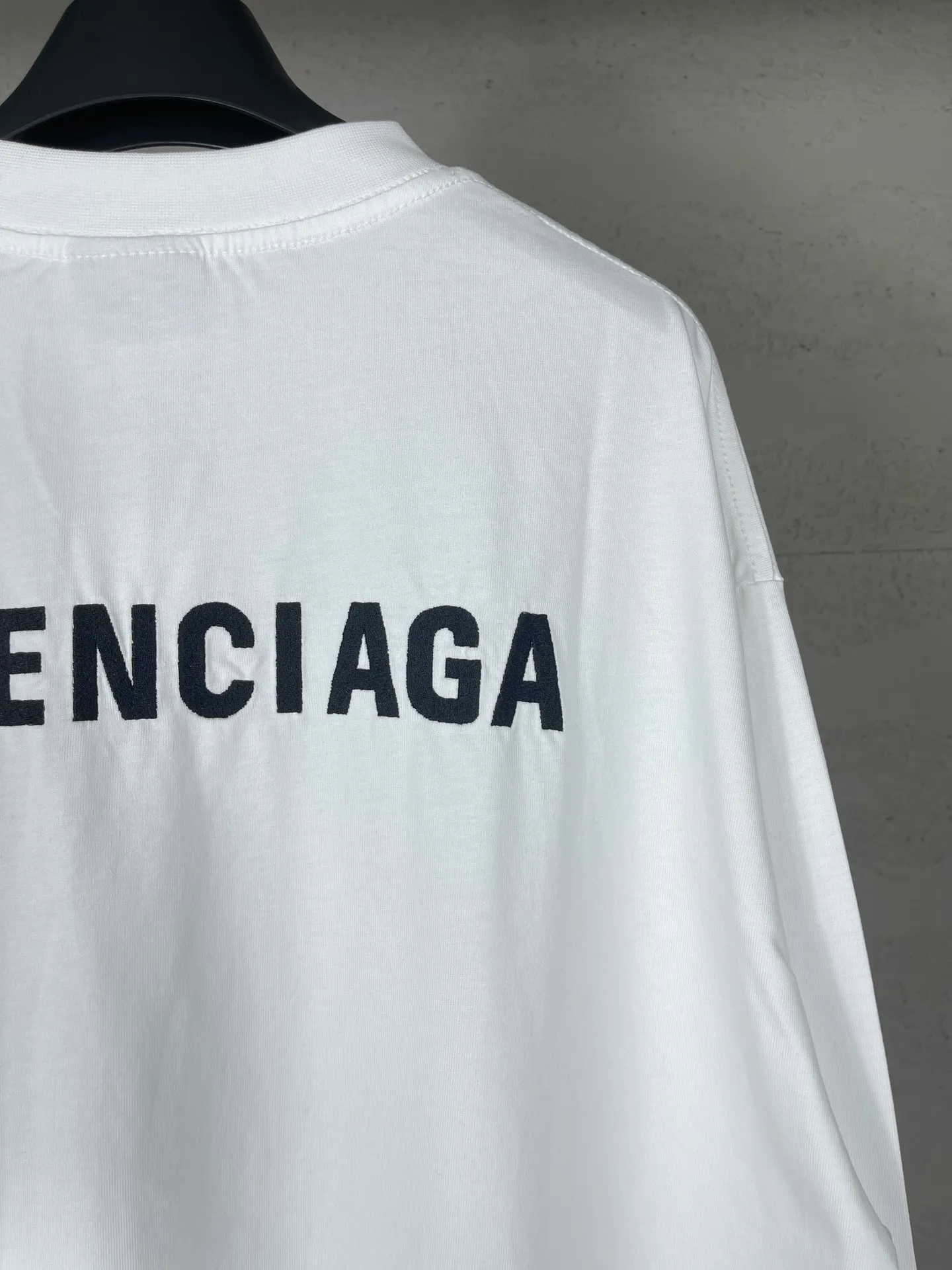 🅿️210 Real photos [Top version. Official website quality] BALENCI*GA/Paris #Classic style. Classic letter embroidered long-sleeved T-shirt on the front and back #2024 spring and autumn brick cabinet synchronization.                       The fabric is made of Paris ZP custom-woven and dyed cotton double yarn, weighing 260 grams. The cloth surface is clean. The cloth pattern is clear, soft and comfortable. The threads are dyed with no color difference. The classic letters are embroidered with an imported embroidery machine. The letters are clear and the effect is three-dimensional, restoring the brick cabinet. The version adopts the OS loose shoulder style. The same style for men and women. Coding: BL235067 Color: black, white, smoke gray Size: XS S M L