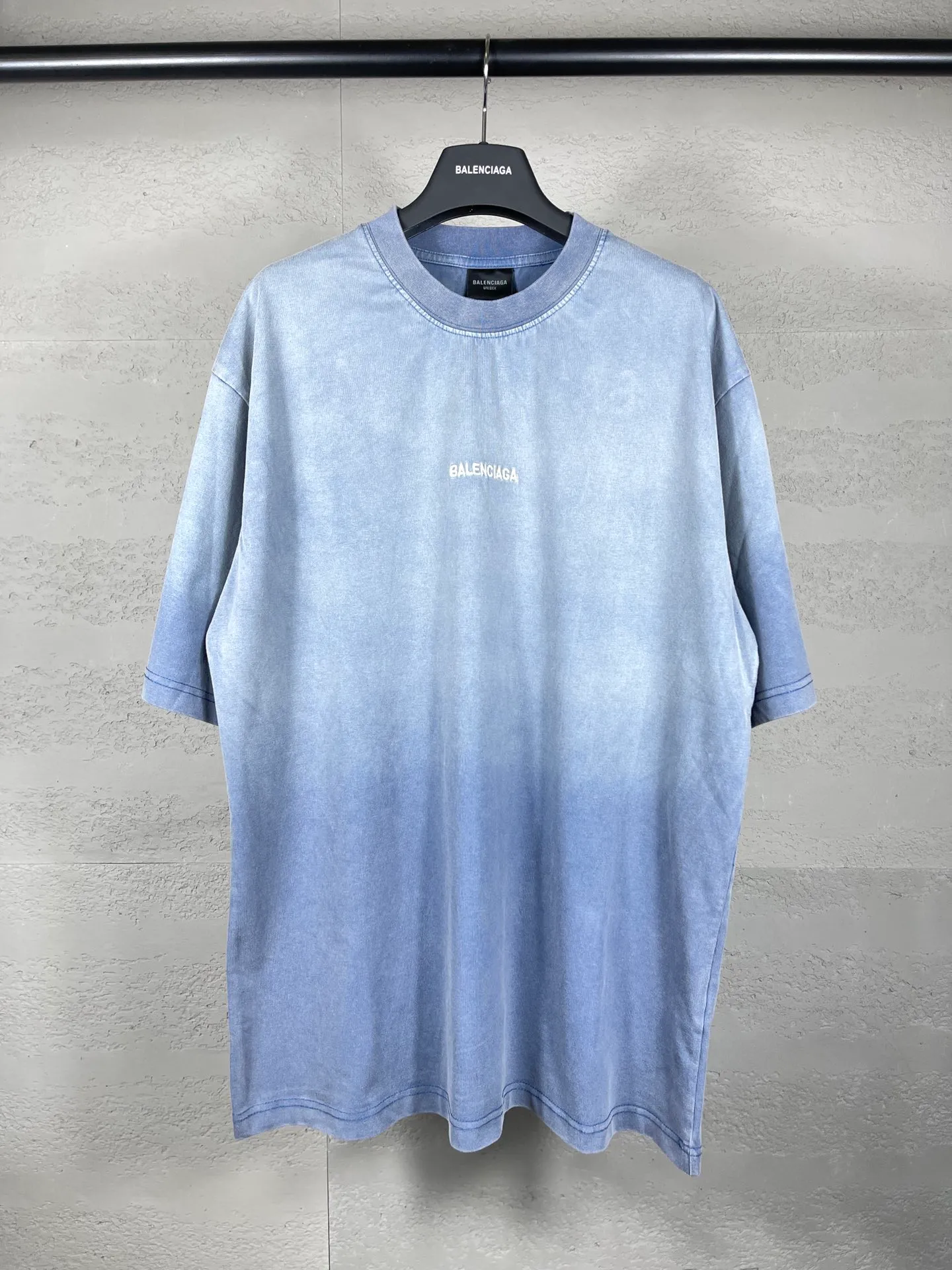 🅿️180 real photos [Top version. Official website quality] BALENCI*GA/Paris #classic style. Classic letter embroidery on the front and back. Ready-made clothes sprayed with stir-fried salt and washed with water to make old and worn short-sleeved T-shirts #2023 spring and summer brick cabinet synchronization.                       The fabric is made of Paris ZP custom-woven and dyed cotton double yarn, weighing 260 grams. The cloth surface is clean. The cloth pattern is clear, soft and comfortable. The threads are dyed with no color difference. The classic letters are embroidered with imported embroidery machines, the letters are clear and the effect is three-dimensional. Ready-made garments are sprayed with Ma Liu, washed and distressed, and hand-polished. Restore the brick cabinet, adopt the OS loose shoulder style. Same style for men and women. Code: BL223216 Color: Mist Gray Blue Size: XS to L