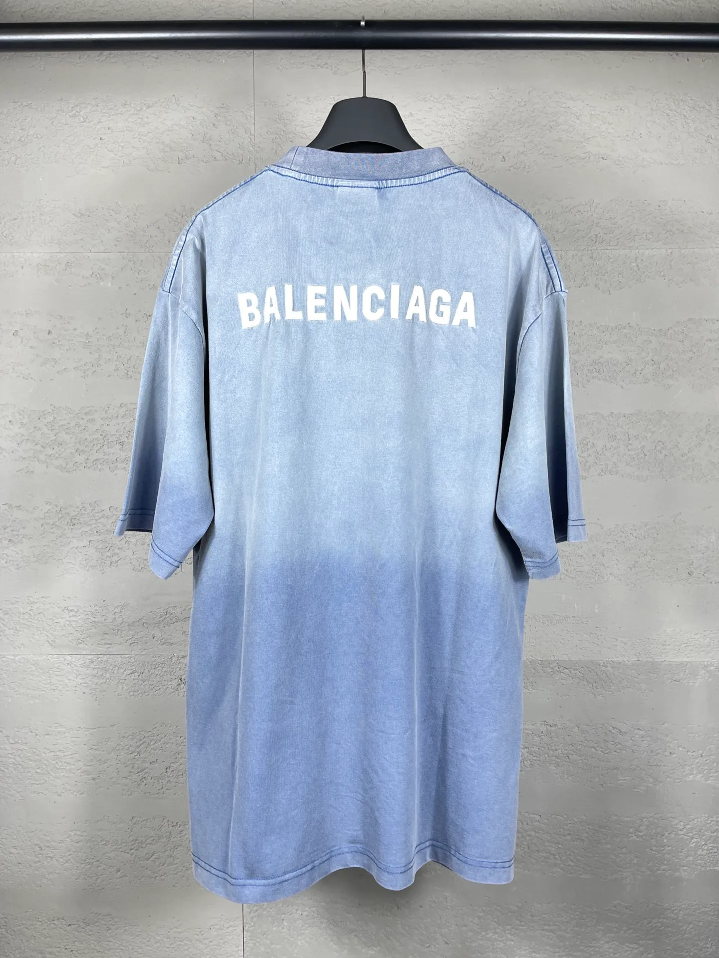 🅿️180 real photos [Top version. Official website quality] BALENCI*GA/Paris #classic style. Classic letter embroidery on the front and back. Ready-made clothes sprayed with stir-fried salt and washed with water to make old and worn short-sleeved T-shirts #2023 spring and summer brick cabinet synchronization.                       The fabric is made of Paris ZP custom-woven and dyed cotton double yarn, weighing 260 grams. The cloth surface is clean. The cloth pattern is clear, soft and comfortable. The threads are dyed with no color difference. The classic letters are embroidered with imported embroidery machines, the letters are clear and the effect is three-dimensional. Ready-made garments are sprayed with Ma Liu, washed and distressed, and hand-polished. Restore the brick cabinet, adopt the OS loose shoulder style. Same style for men and women. Code: BL223216 Color: Mist Gray Blue Size: XS to L