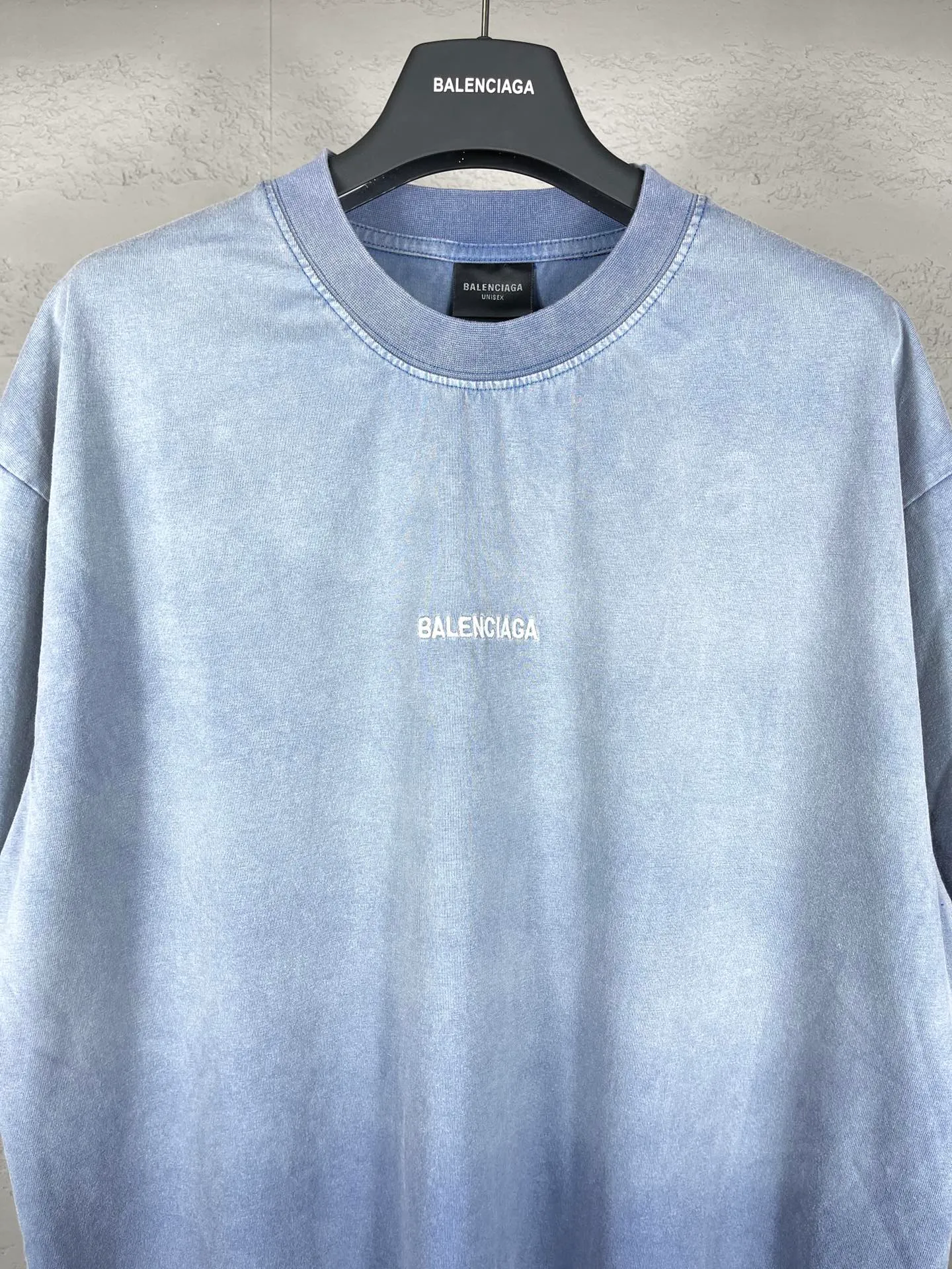 🅿️180 real photos [Top version. Official website quality] BALENCI*GA/Paris #classic style. Classic letter embroidery on the front and back. Ready-made clothes sprayed with stir-fried salt and washed with water to make old and worn short-sleeved T-shirts #2023 spring and summer brick cabinet synchronization.                       The fabric is made of Paris ZP custom-woven and dyed cotton double yarn, weighing 260 grams. The cloth surface is clean. The cloth pattern is clear, soft and comfortable. The threads are dyed with no color difference. The classic letters are embroidered with imported embroidery machines, the letters are clear and the effect is three-dimensional. Ready-made garments are sprayed with Ma Liu, washed and distressed, and hand-polished. Restore the brick cabinet, adopt the OS loose shoulder style. Same style for men and women. Code: BL223216 Color: Mist Gray Blue Size: XS to L