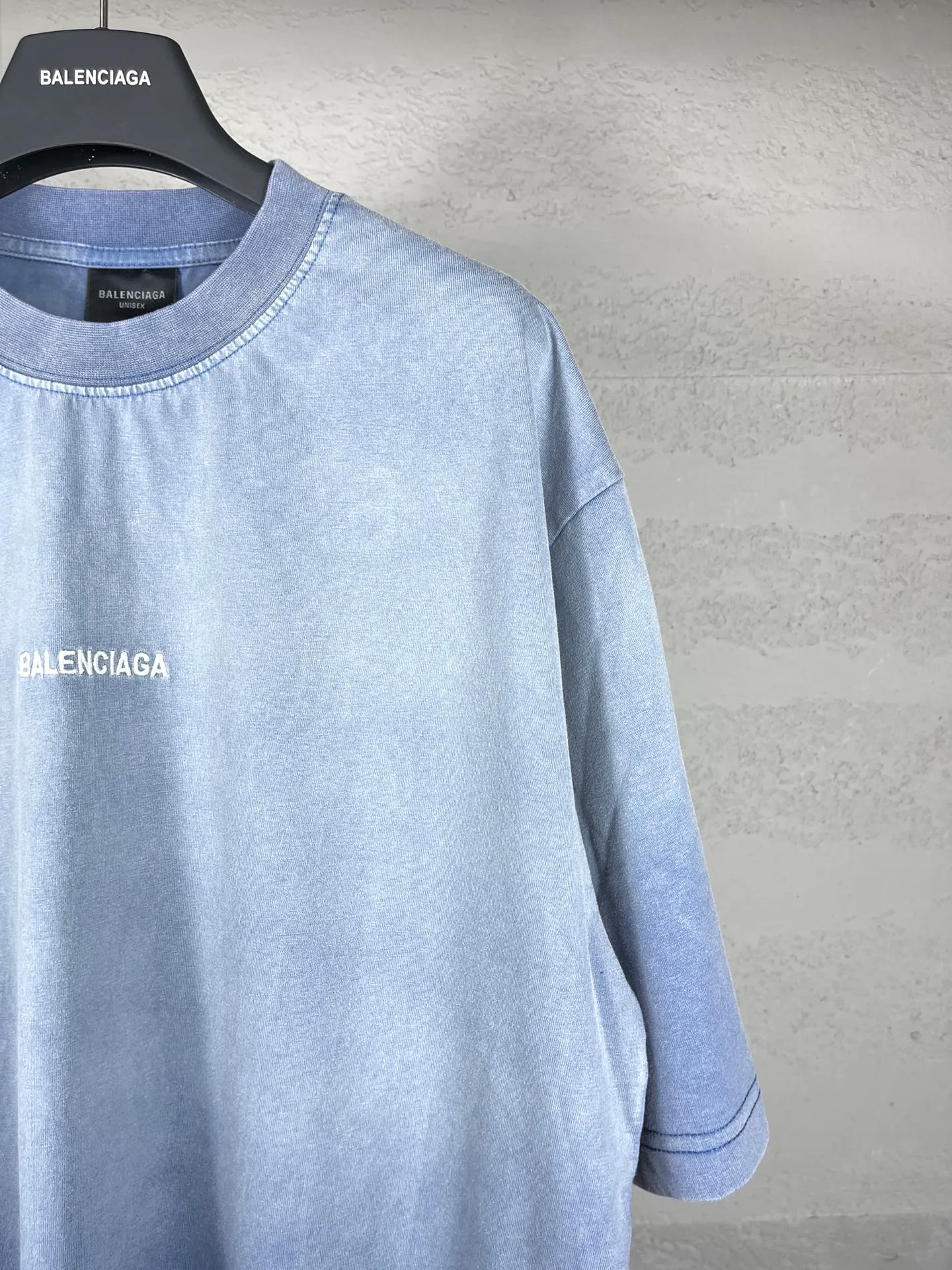 🅿️180 real photos [Top version. Official website quality] BALENCI*GA/Paris #classic style. Classic letter embroidery on the front and back. Ready-made clothes sprayed with stir-fried salt and washed with water to make old and worn short-sleeved T-shirts #2023 spring and summer brick cabinet synchronization.                       The fabric is made of Paris ZP custom-woven and dyed cotton double yarn, weighing 260 grams. The cloth surface is clean. The cloth pattern is clear, soft and comfortable. The threads are dyed with no color difference. The classic letters are embroidered with imported embroidery machines, the letters are clear and the effect is three-dimensional. Ready-made garments are sprayed with Ma Liu, washed and distressed, and hand-polished. Restore the brick cabinet, adopt the OS loose shoulder style. Same style for men and women. Code: BL223216 Color: Mist Gray Blue Size: XS to L