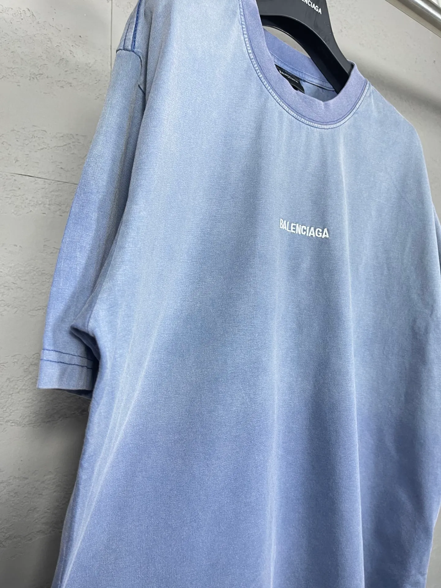 🅿️180 real photos [Top version. Official website quality] BALENCI*GA/Paris #classic style. Classic letter embroidery on the front and back. Ready-made clothes sprayed with stir-fried salt and washed with water to make old and worn short-sleeved T-shirts #2023 spring and summer brick cabinet synchronization.                       The fabric is made of Paris ZP custom-woven and dyed cotton double yarn, weighing 260 grams. The cloth surface is clean. The cloth pattern is clear, soft and comfortable. The threads are dyed with no color difference. The classic letters are embroidered with imported embroidery machines, the letters are clear and the effect is three-dimensional. Ready-made garments are sprayed with Ma Liu, washed and distressed, and hand-polished. Restore the brick cabinet, adopt the OS loose shoulder style. Same style for men and women. Code: BL223216 Color: Mist Gray Blue Size: XS to L