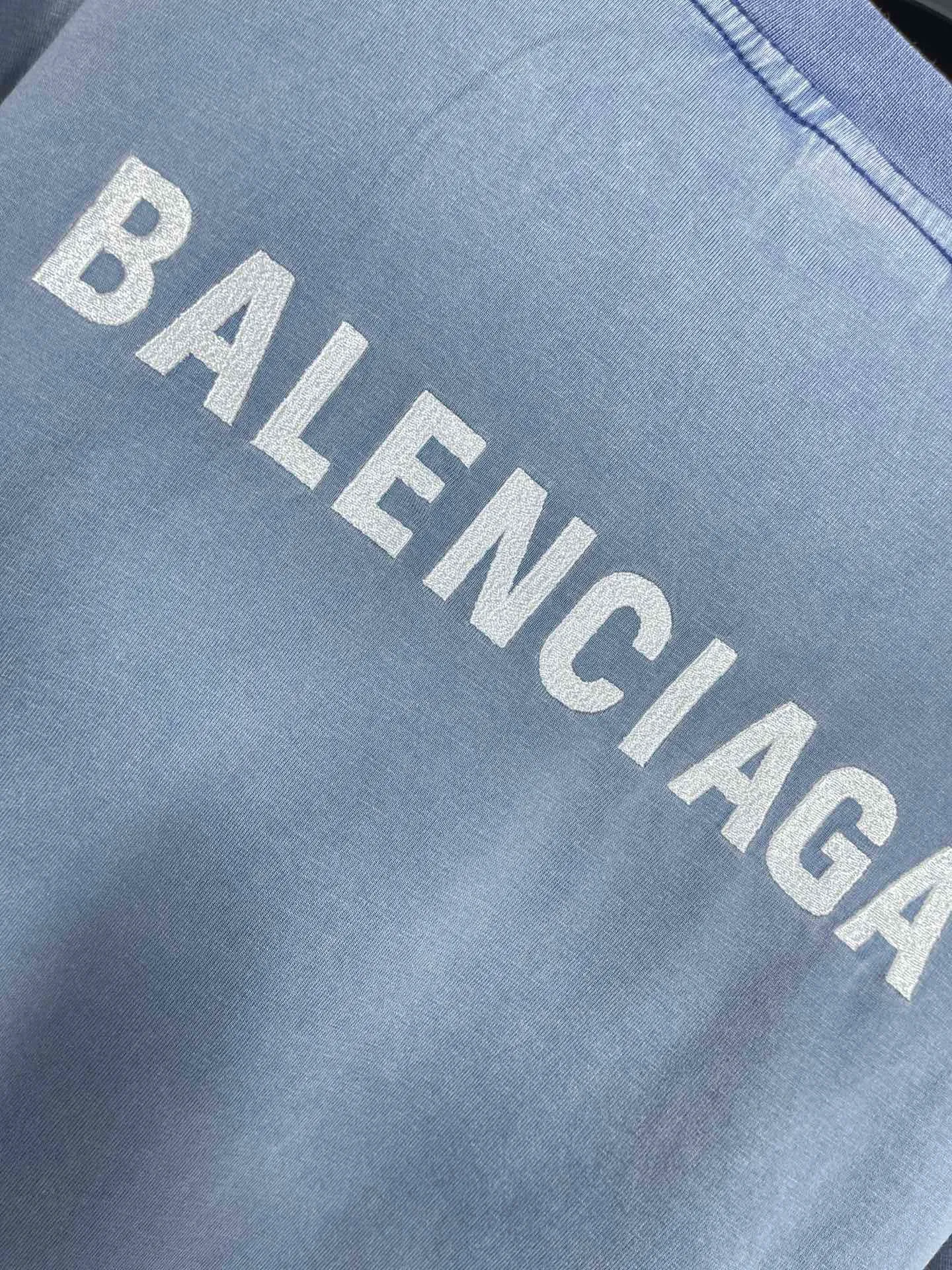 🅿️180 real photos [Top version. Official website quality] BALENCI*GA/Paris #classic style. Classic letter embroidery on the front and back. Ready-made clothes sprayed with stir-fried salt and washed with water to make old and worn short-sleeved T-shirts #2023 spring and summer brick cabinet synchronization.                       The fabric is made of Paris ZP custom-woven and dyed cotton double yarn, weighing 260 grams. The cloth surface is clean. The cloth pattern is clear, soft and comfortable. The threads are dyed with no color difference. The classic letters are embroidered with imported embroidery machines, the letters are clear and the effect is three-dimensional. Ready-made garments are sprayed with Ma Liu, washed and distressed, and hand-polished. Restore the brick cabinet, adopt the OS loose shoulder style. Same style for men and women. Code: BL223216 Color: Mist Gray Blue Size: XS to L