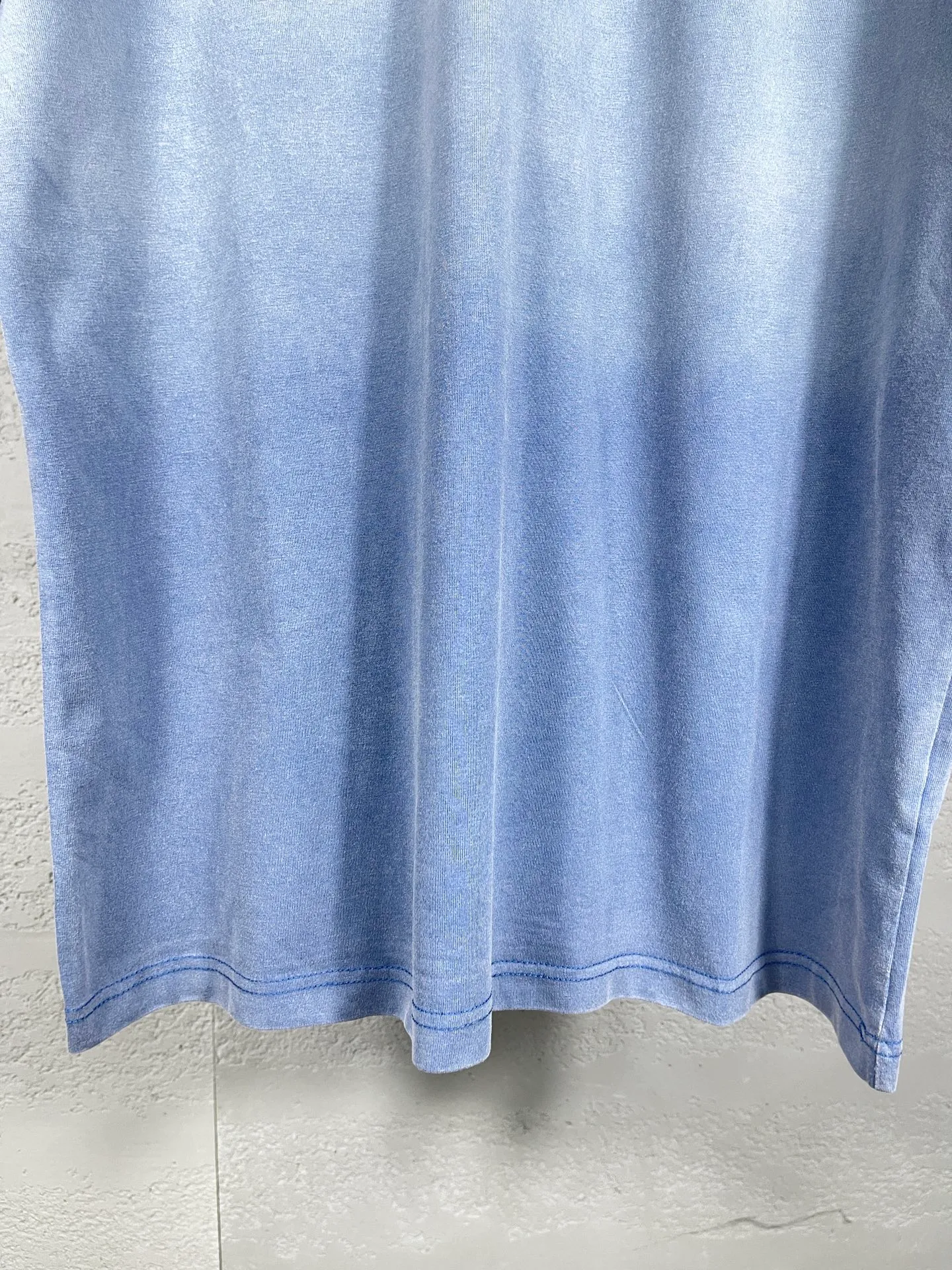 🅿️180 real photos [Top version. Official website quality] BALENCI*GA/Paris #classic style. Classic letter embroidery on the front and back. Ready-made clothes sprayed with stir-fried salt and washed with water to make old and worn short-sleeved T-shirts #2023 spring and summer brick cabinet synchronization.                       The fabric is made of Paris ZP custom-woven and dyed cotton double yarn, weighing 260 grams. The cloth surface is clean. The cloth pattern is clear, soft and comfortable. The threads are dyed with no color difference. The classic letters are embroidered with imported embroidery machines, the letters are clear and the effect is three-dimensional. Ready-made garments are sprayed with Ma Liu, washed and distressed, and hand-polished. Restore the brick cabinet, adopt the OS loose shoulder style. Same style for men and women. Code: BL223216 Color: Mist Gray Blue Size: XS to L