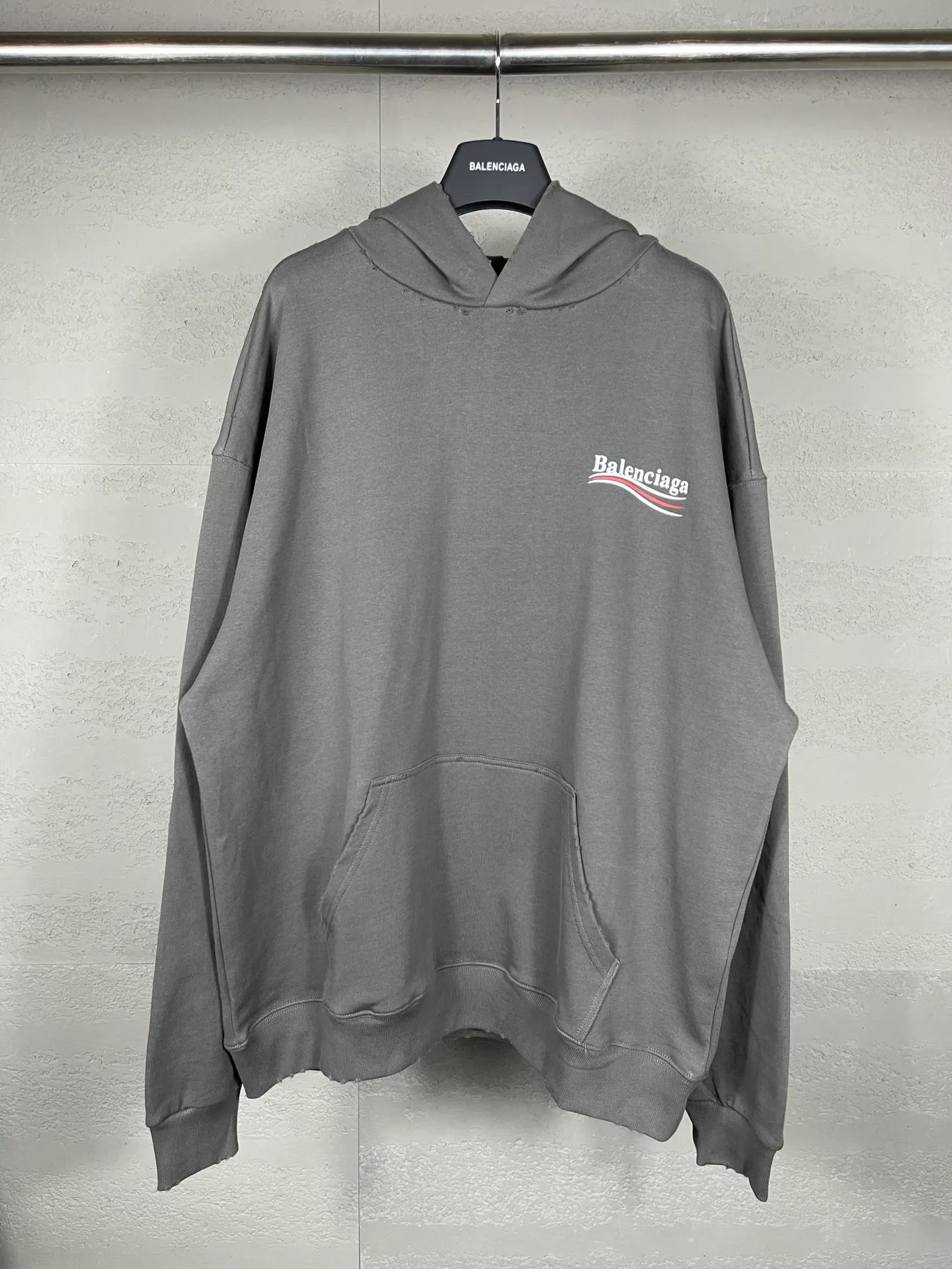 🅿️300 Actual pictures [Top version. Official website quality] BALENCI*GA/Paris# classic model, 2023 autumn and winter new style. Coke cracked printed worn distressed long-sleeved hooded sweatshirt. The fabric is made of Paris ZP custom-woven and dyed cotton double yarn David sweater. The weight is 450 grams, the cloth surface is clean. The cloth pattern is clear, soft and comfortable. The threads are dyed with no color difference. The classic pattern printing uses environmentally friendly imported glue, split printing, precision stencil, clear letters, no burrs, and strong three-dimensional effect. The garments are worn and worn. All colors are synchronized with the brick cabinets, custom woven and dyed, and will not fade. Different market currencies. The version adopts OS loose shoulder design. Same style for men and women. Code: BL238029 Color: black, smoke gray, plain blue, off-white Size: XS S M L