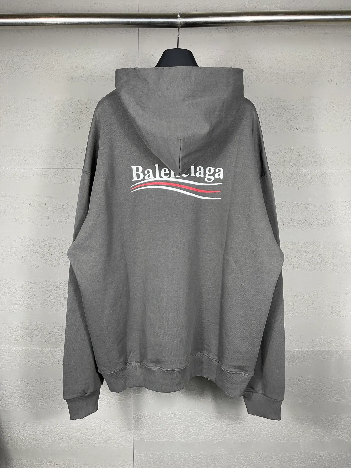 🅿️300 Actual pictures [Top version. Official website quality] BALENCI*GA/Paris# classic model, 2023 autumn and winter new style. Coke cracked printed worn distressed long-sleeved hooded sweatshirt. The fabric is made of Paris ZP custom-woven and dyed cotton double yarn David sweater. The weight is 450 grams, the cloth surface is clean. The cloth pattern is clear, soft and comfortable. The threads are dyed with no color difference. The classic pattern printing uses environmentally friendly imported glue, split printing, precision stencil, clear letters, no burrs, and strong three-dimensional effect. The garments are worn and worn. All colors are synchronized with the brick cabinets, custom woven and dyed, and will not fade. Different market currencies. The version adopts OS loose shoulder design. Same style for men and women. Code: BL238029 Color: black, smoke gray, plain blue, off-white Size: XS S M L