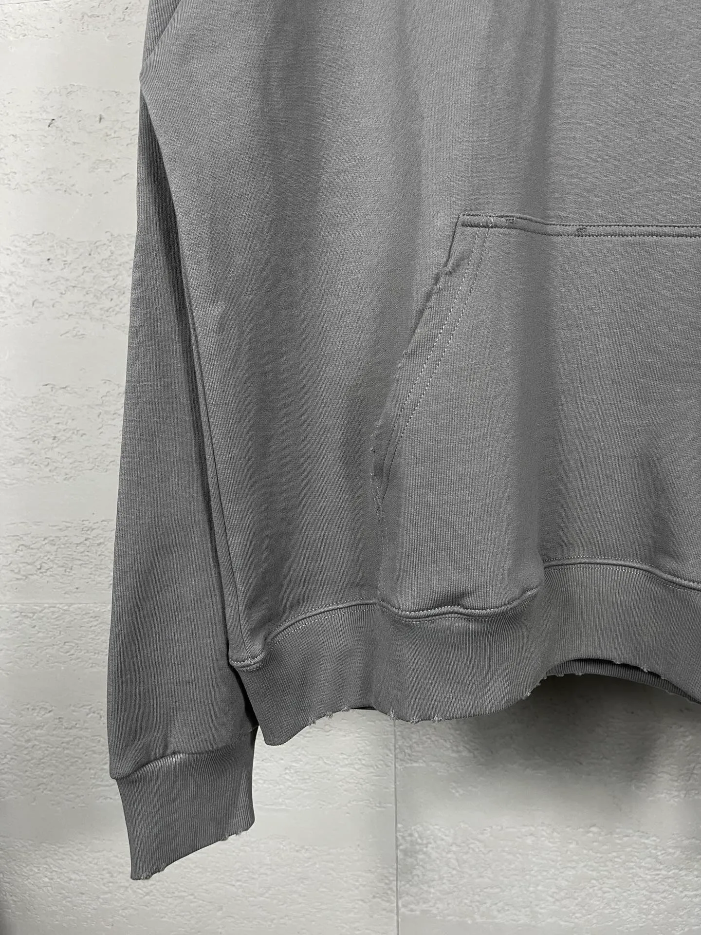 🅿️300 Actual pictures [Top version. Official website quality] BALENCI*GA/Paris# classic model, 2023 autumn and winter new style. Coke cracked printed worn distressed long-sleeved hooded sweatshirt. The fabric is made of Paris ZP custom-woven and dyed cotton double yarn David sweater. The weight is 450 grams, the cloth surface is clean. The cloth pattern is clear, soft and comfortable. The threads are dyed with no color difference. The classic pattern printing uses environmentally friendly imported glue, split printing, precision stencil, clear letters, no burrs, and strong three-dimensional effect. The garments are worn and worn. All colors are synchronized with the brick cabinets, custom woven and dyed, and will not fade. Different market currencies. The version adopts OS loose shoulder design. Same style for men and women. Code: BL238029 Color: black, smoke gray, plain blue, off-white Size: XS S M L